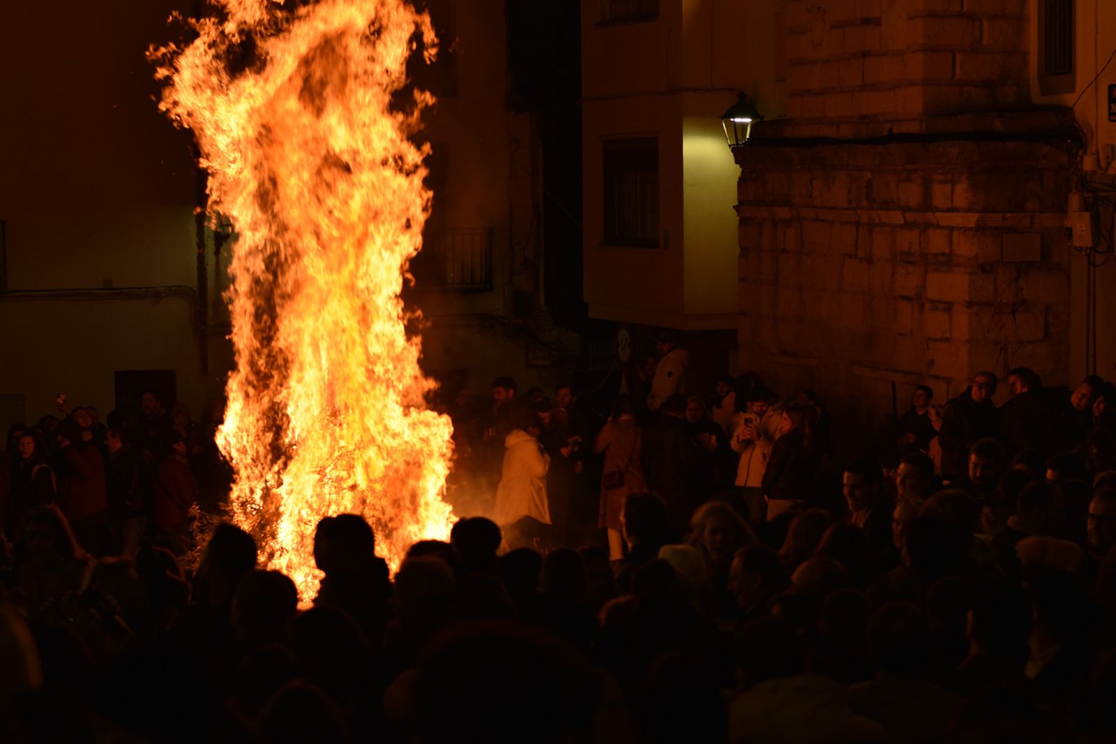 Jaén brilla y disfruta al fuego de las lumbres de San Antón
