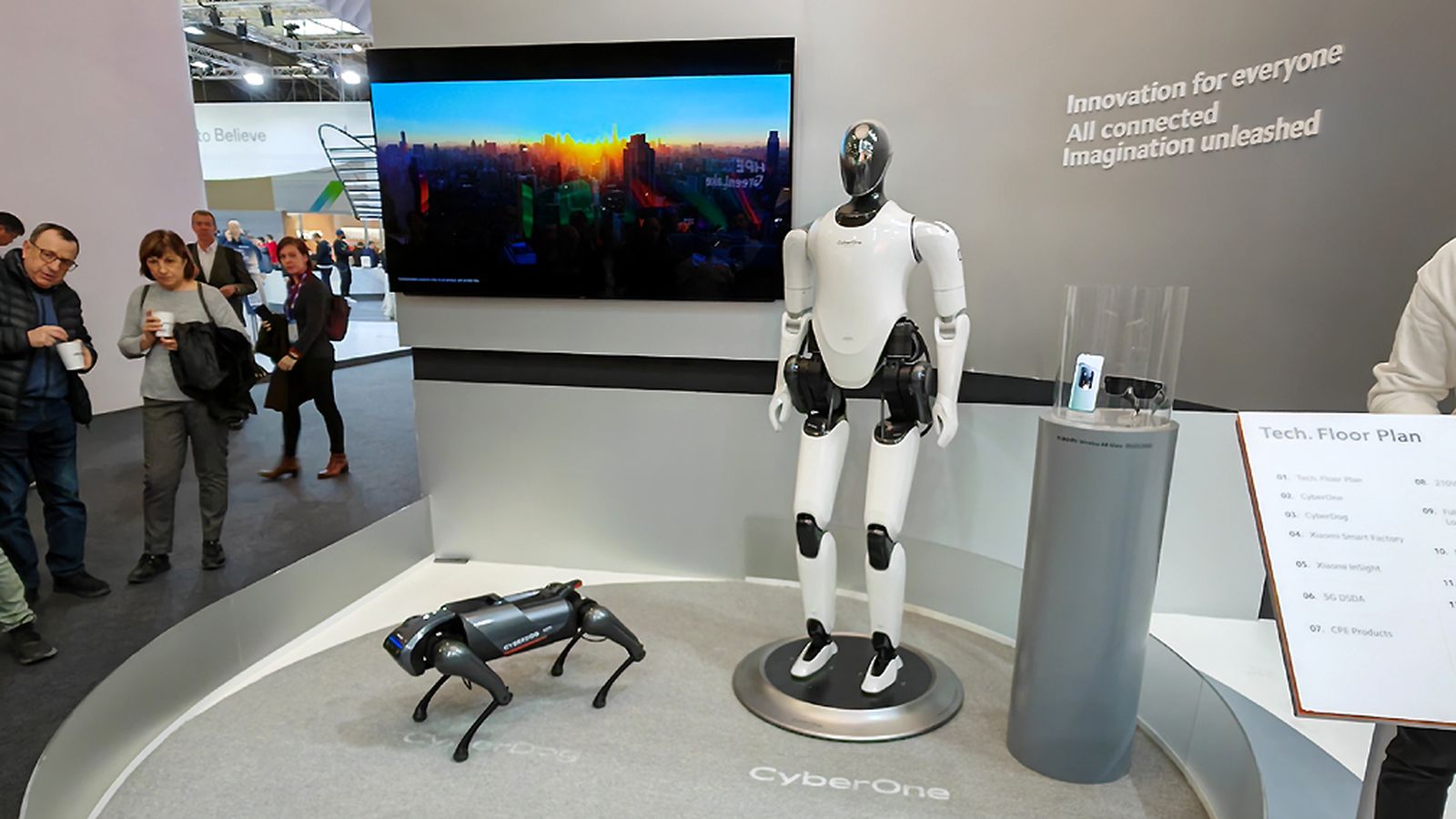 Los robots CyberDog y CyberOne, en el expositor de Xiaomi en el Mobile World Congress 2023.