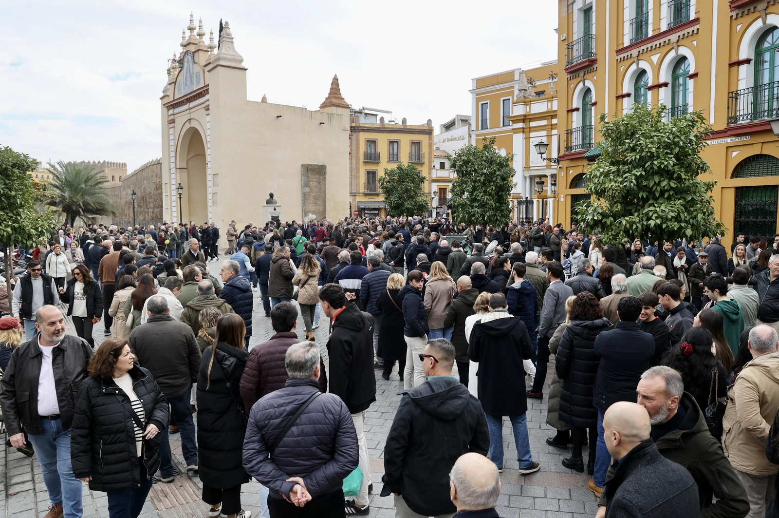Multitud de macarenos esperan su turno para ejercer el voto.
