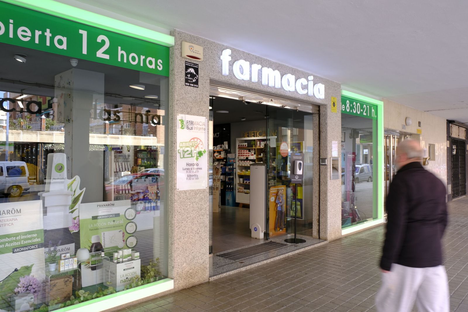 Las farmacias siguen abiertas para atender las necesidades de los enfermos, a pesar del cierre de comercios.