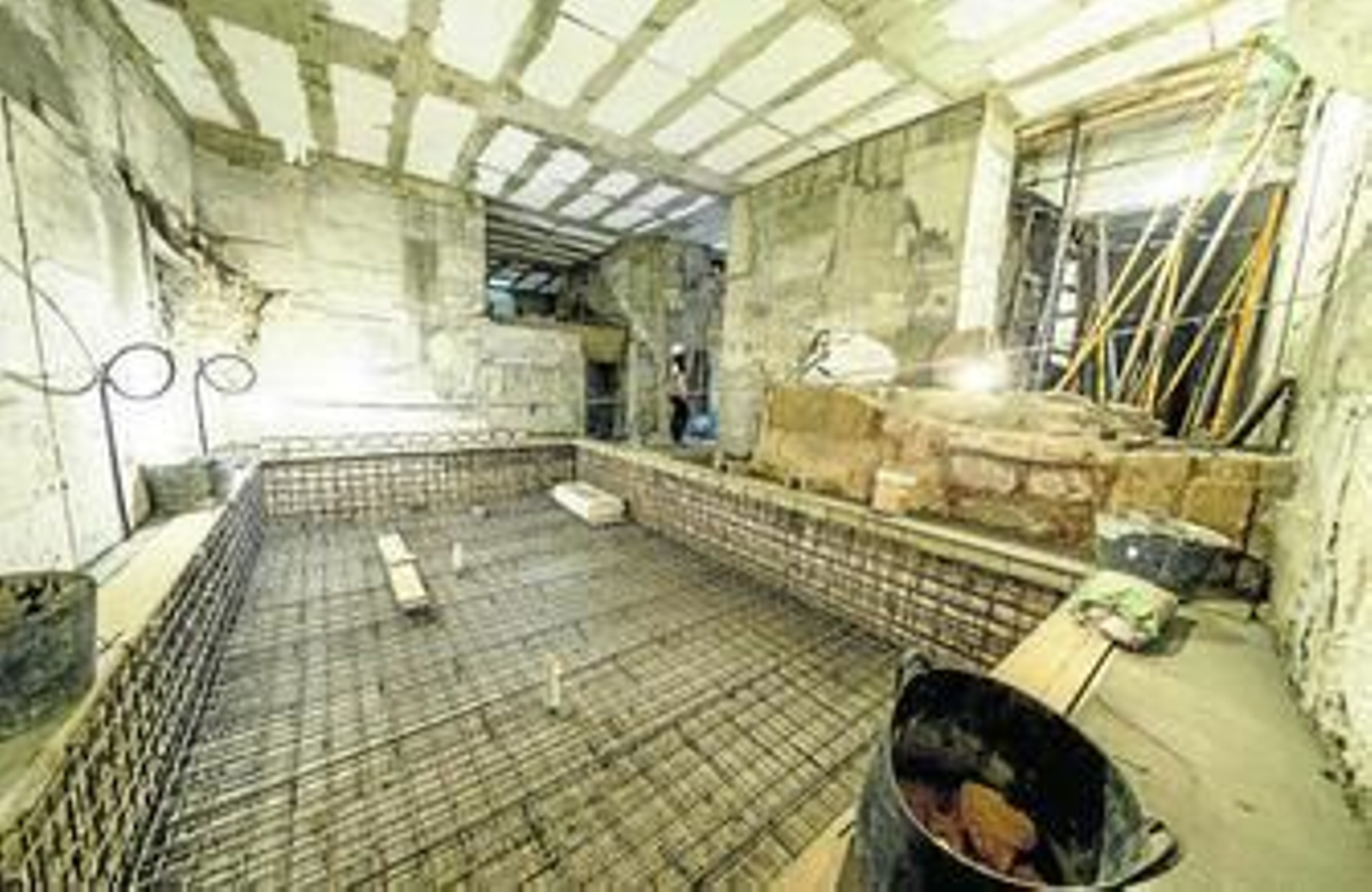 Imagen de una de las piscinas que formarán parte del circuito de aguas termales, con restos del Teatro Romano en su margen derecho.