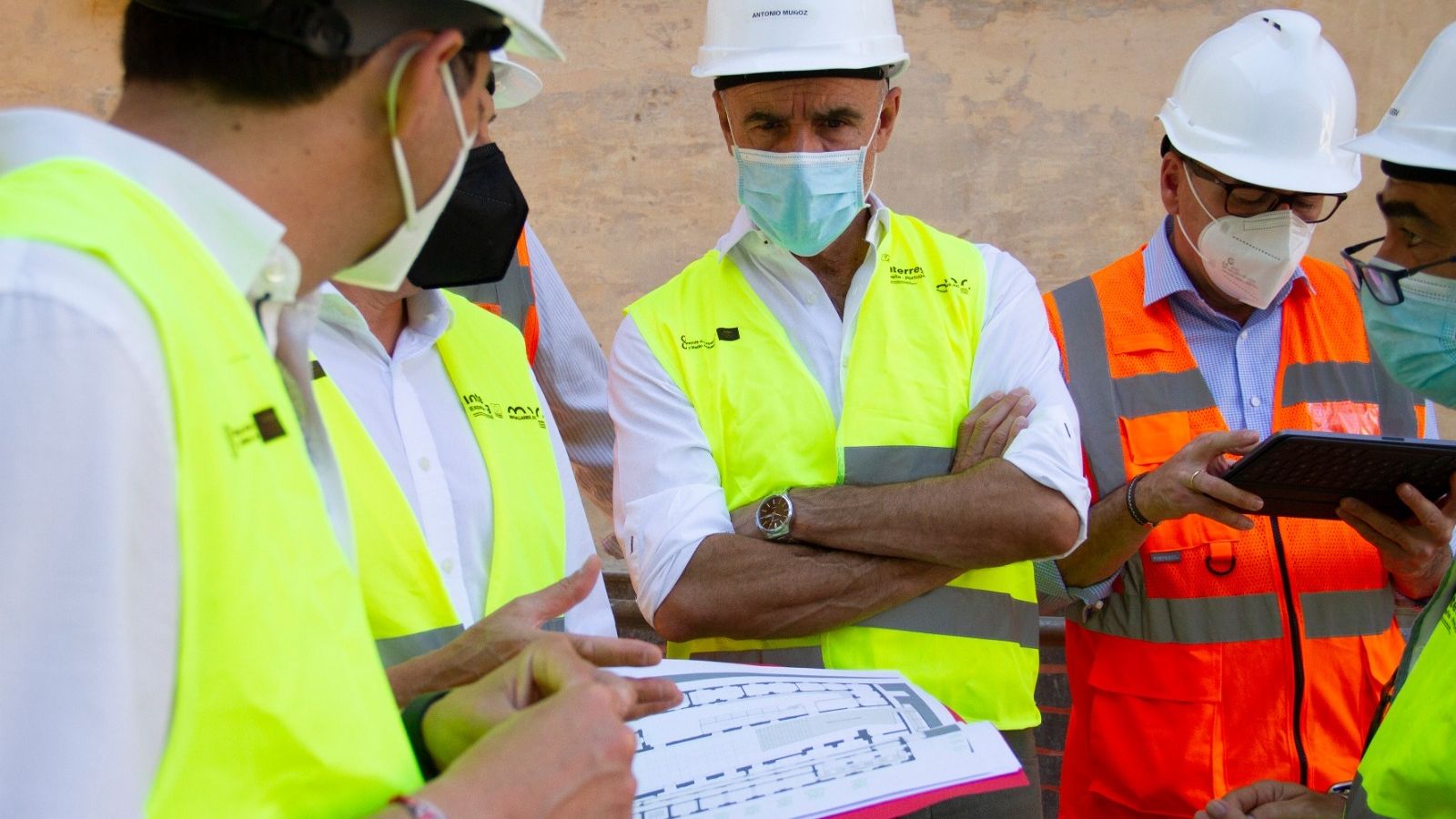 El delegado Antonio Muñoz recibe las explicaciones de los técnicos en una reciente visita a las obras.