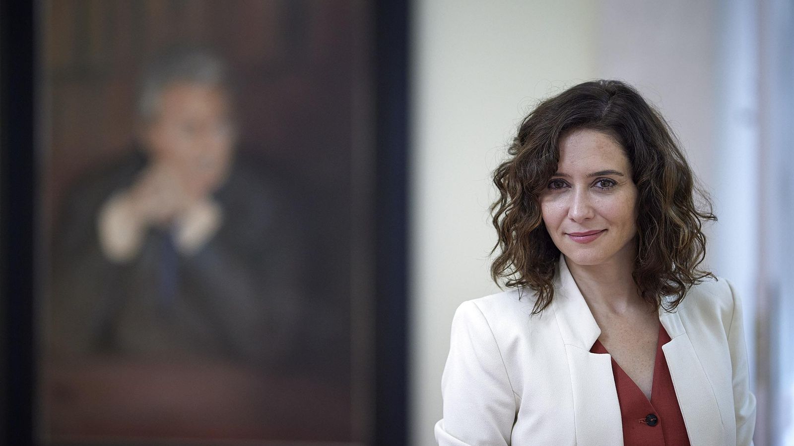 Isabel Díaz Ayuso,  en la sala de la galería de retratos de los ex presidentes de la Comunidad.