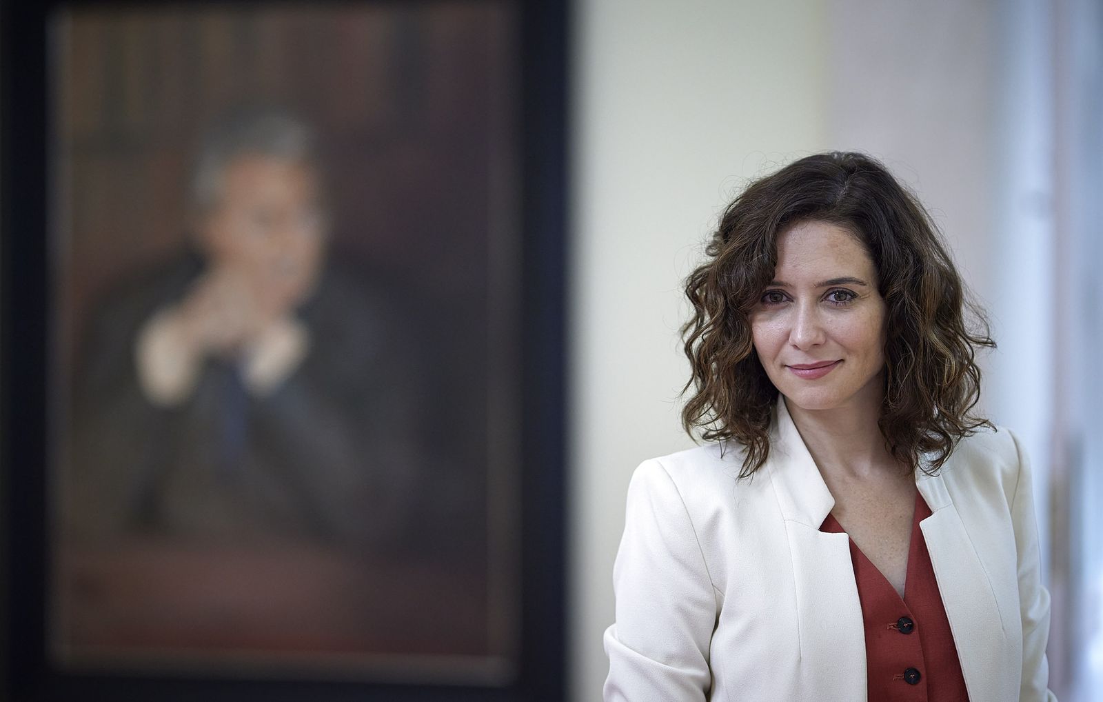 Isabel Díaz Ayuso,  en la sala de la galería de retratos de los ex presidentes de la Comunidad.