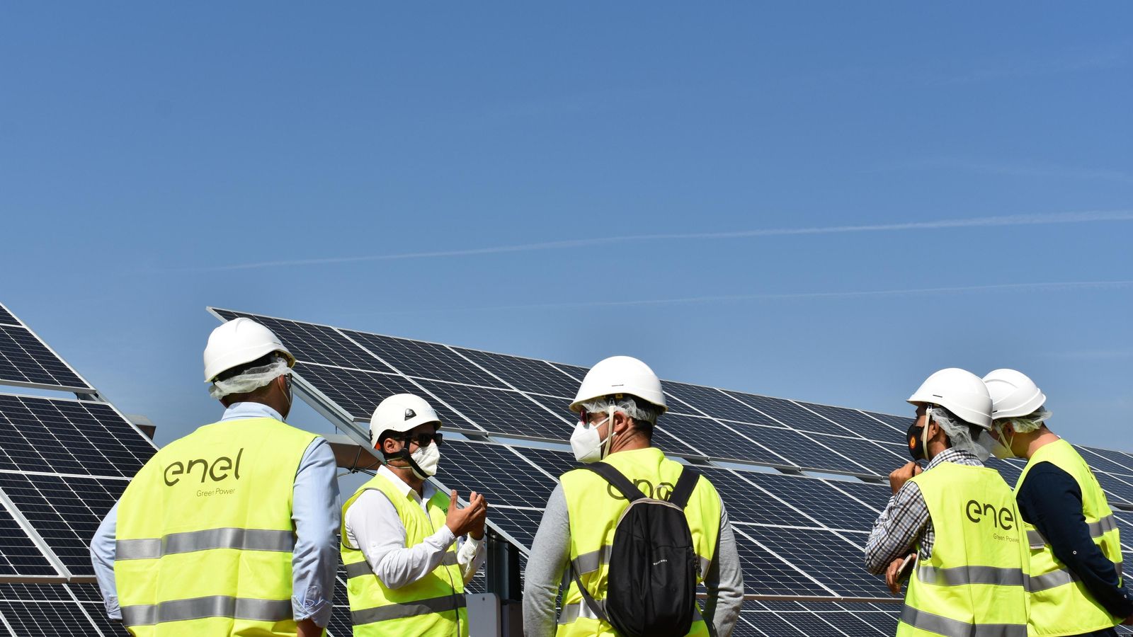 Explicación de uno de los profesionales del sector a los premiados.