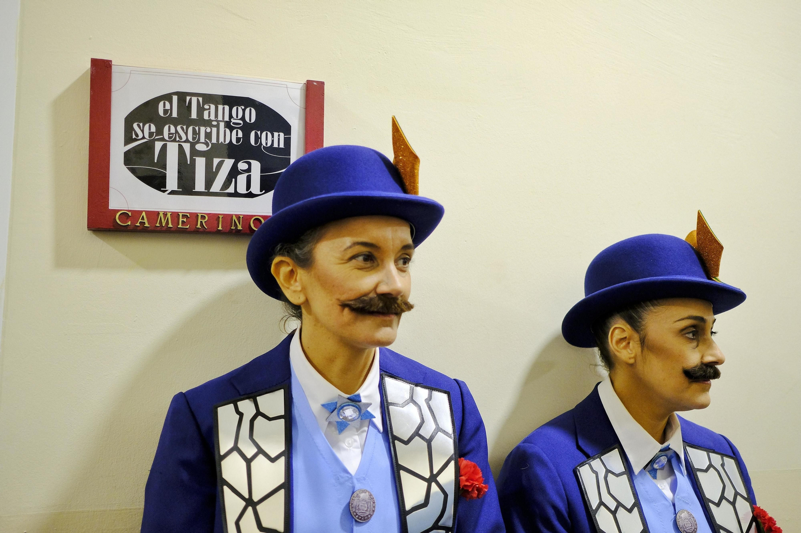 Novedad este año: los camerinos con el nombre de la agrupación en la puerta.