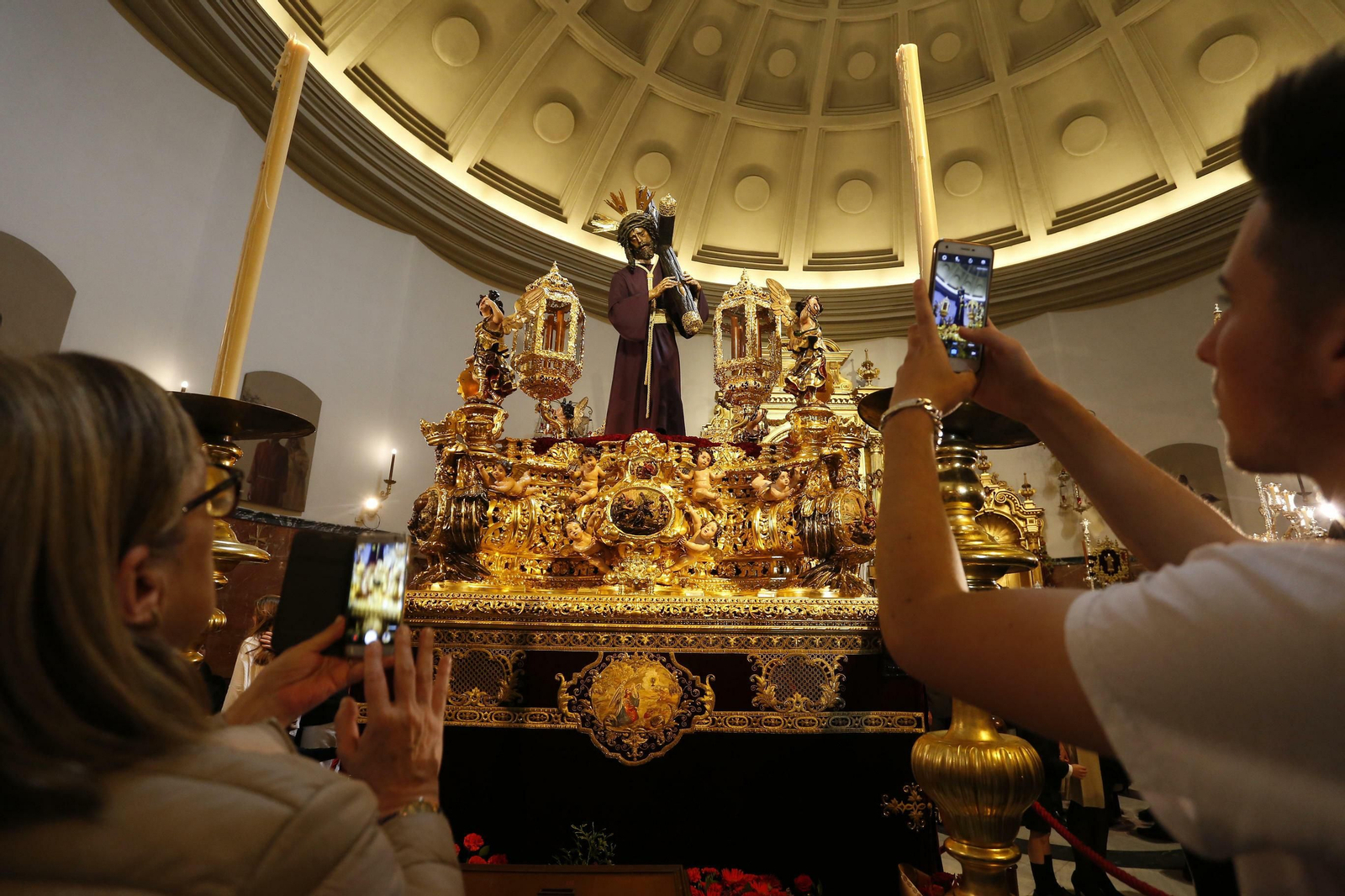 Colas en los templos a la espera de la Madrugá