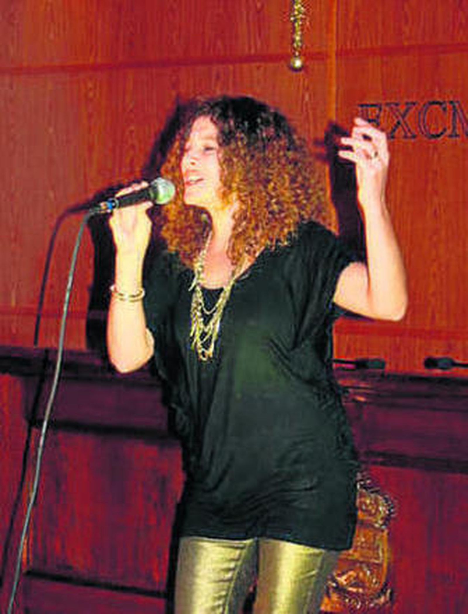 La cantante en plena actuación.