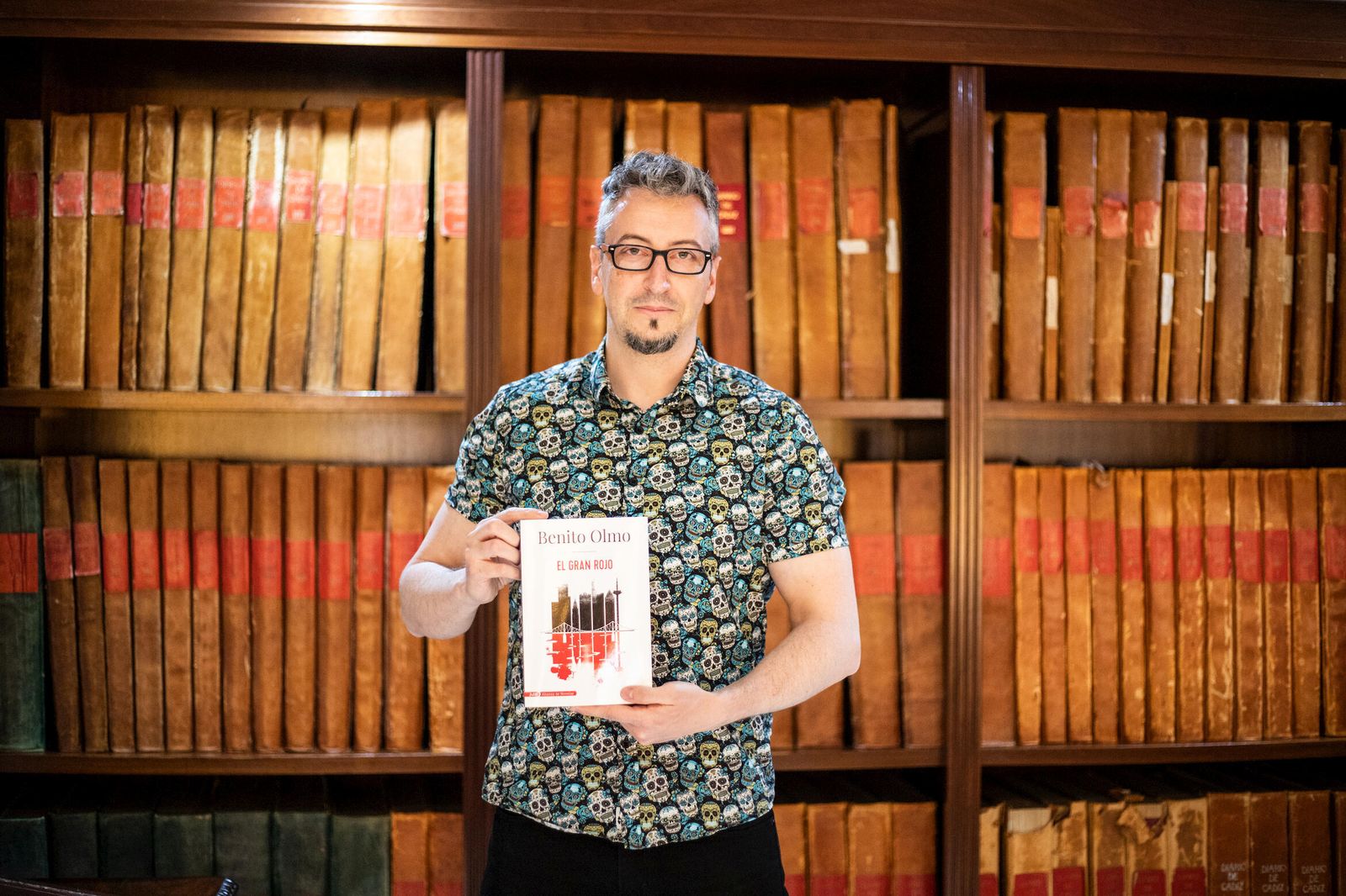 Benito Olmo, con su última novela, en la hemeroteca del Diario.