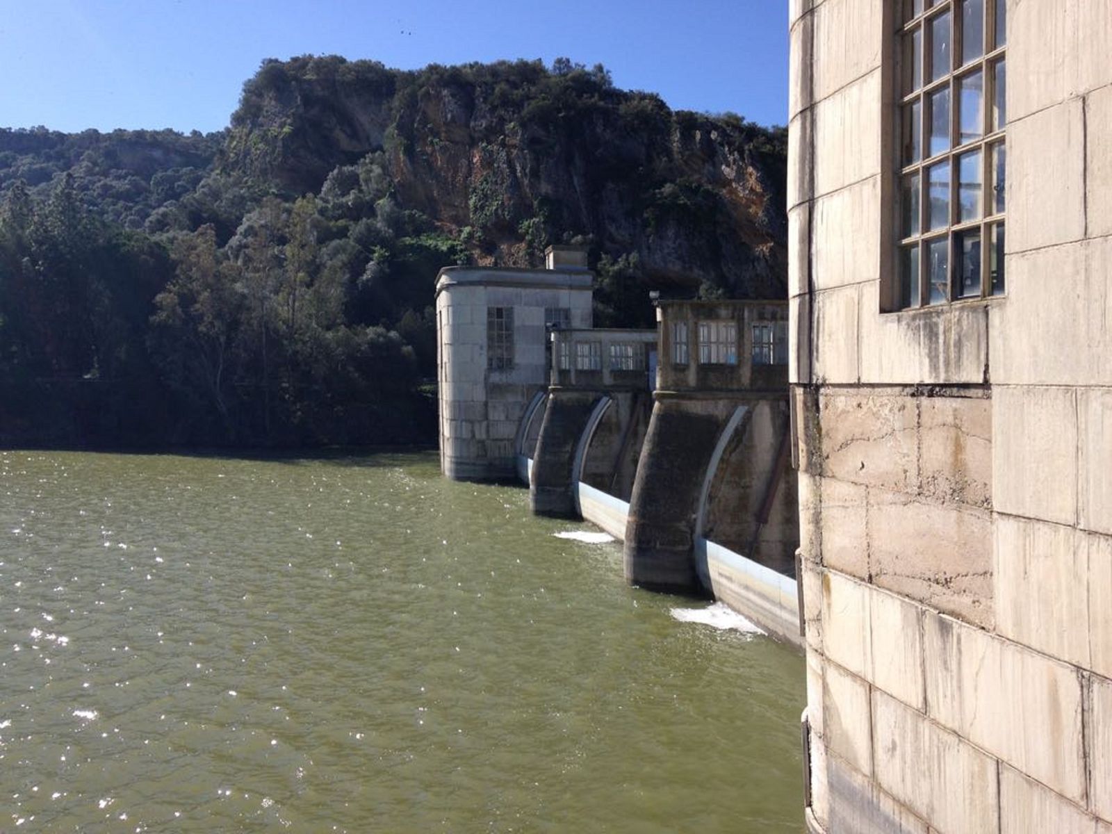 Aspecto que presentaba ayer el pantano de Bornos, que fue visitado por el delegado territorial de Medio Ambiente, Ángel Acuña.