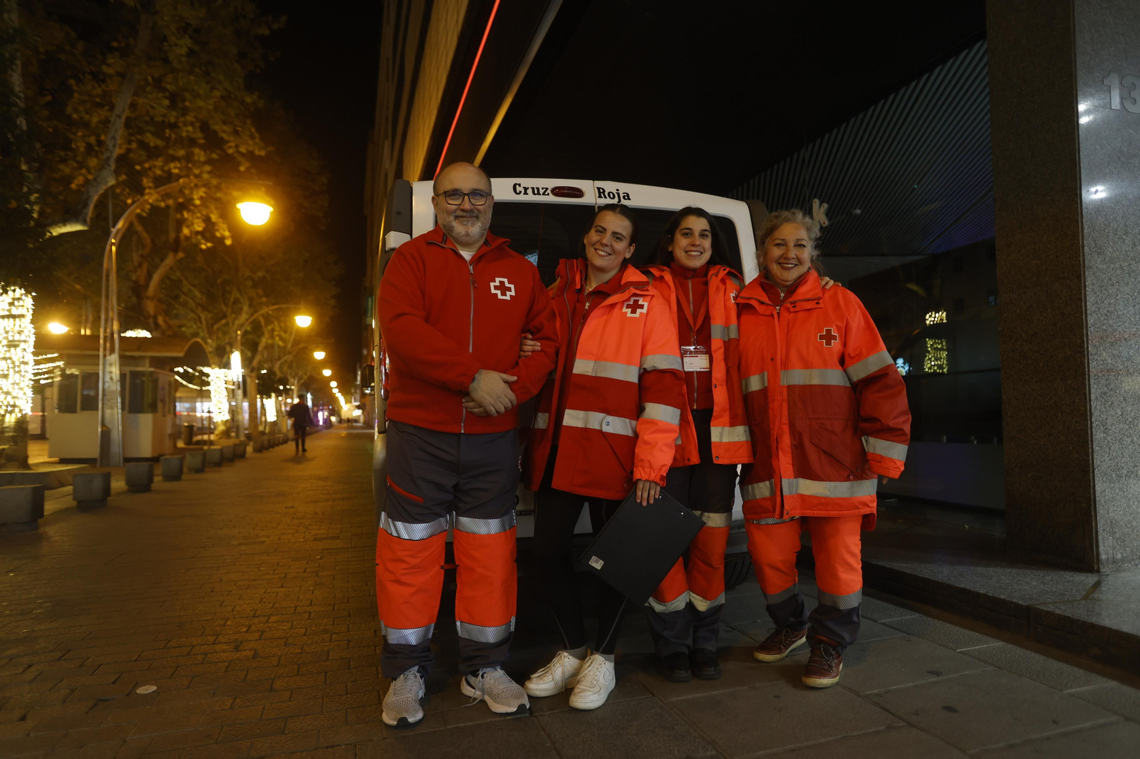 Una noche con el servicio de atención a personas sin hogar de Cruz Roja Córdoba, en imágenes