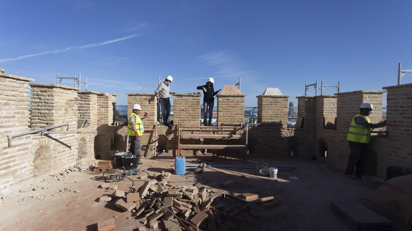 Los operarios trabajan en los merlones y sobre la cubierta de la Torre de don Fadrique.