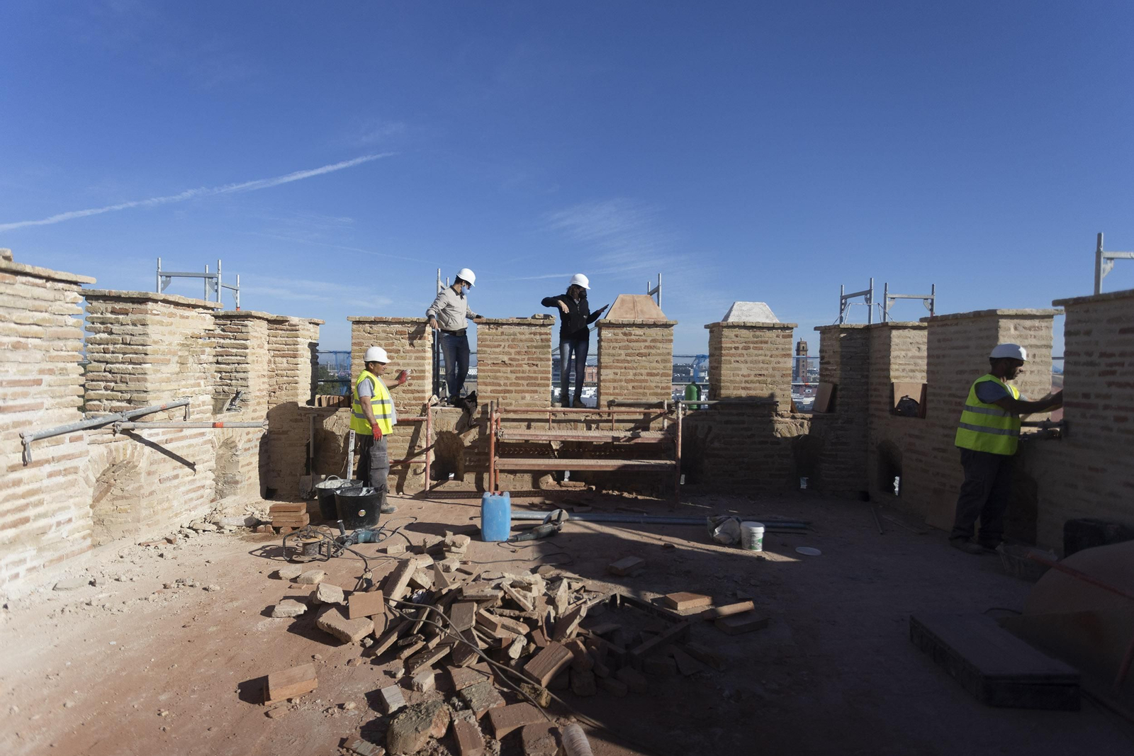 Los operarios trabajan en los merlones y sobre la cubierta de la Torre de don Fadrique.