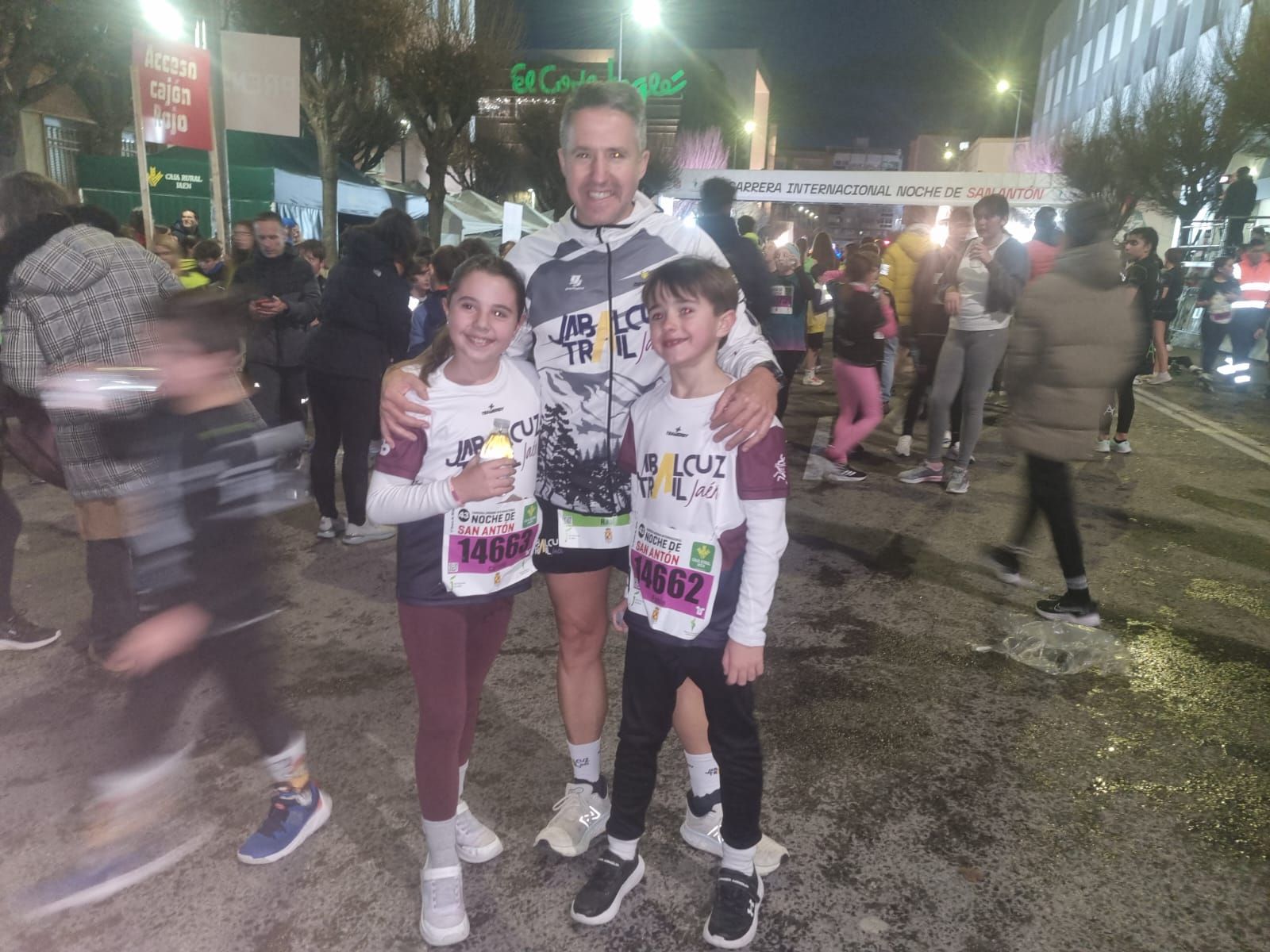 En imágenes: 2.000 atletas brillan con luz propia en la infantil de la Carrera de San Antón 2026