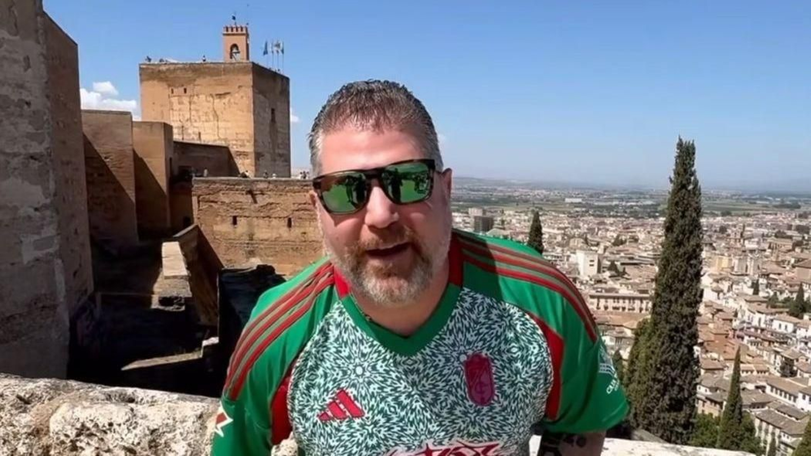 El influencer Larry Shy sujeta una pata de jamón en la Alhambra de Granada El influencer Larry Shy sujeta una pata de jamón en la Alhambra de Granada