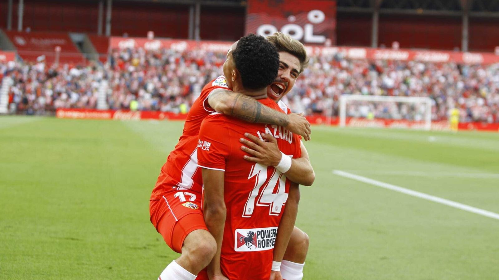 Pozo se abraza a Lázaro Vinicius para festejar uno de los tantos