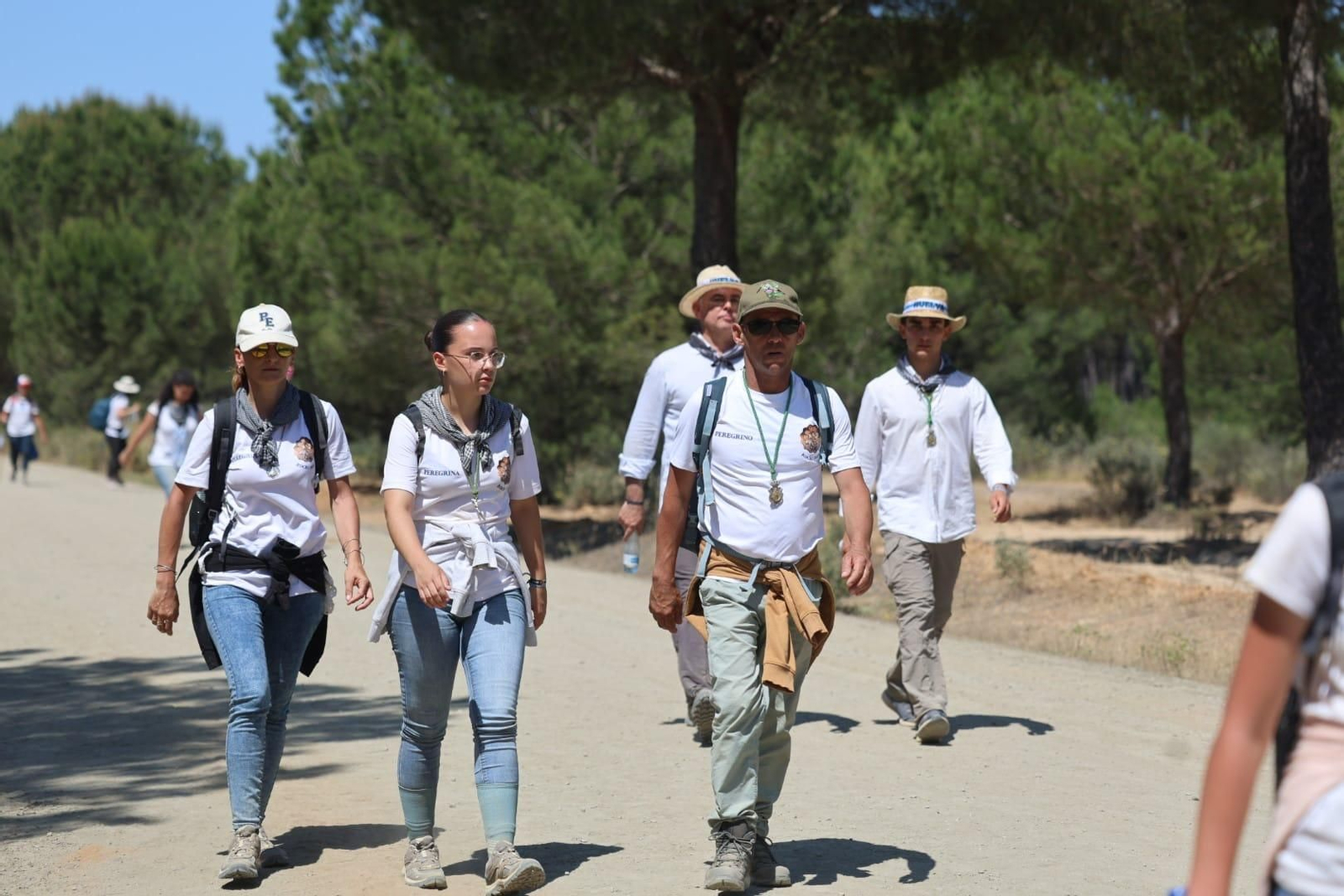 Ambientazo en el camino de Huelva al Rocío este viernes: imágenes de los peregrinos en La Matilla