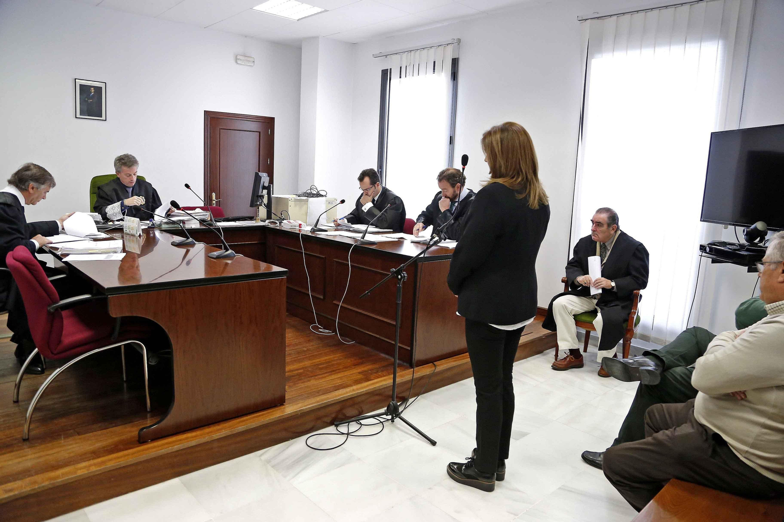 La ex alcaldesa de Arcos, Josefa Caro, declarando ante el juez el pasado 9 de noviembre, en Jerez.