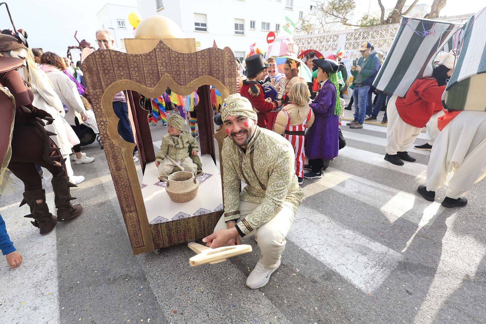 Búscate en las fotos del pasacalles del Carnaval de Tarifa 2026