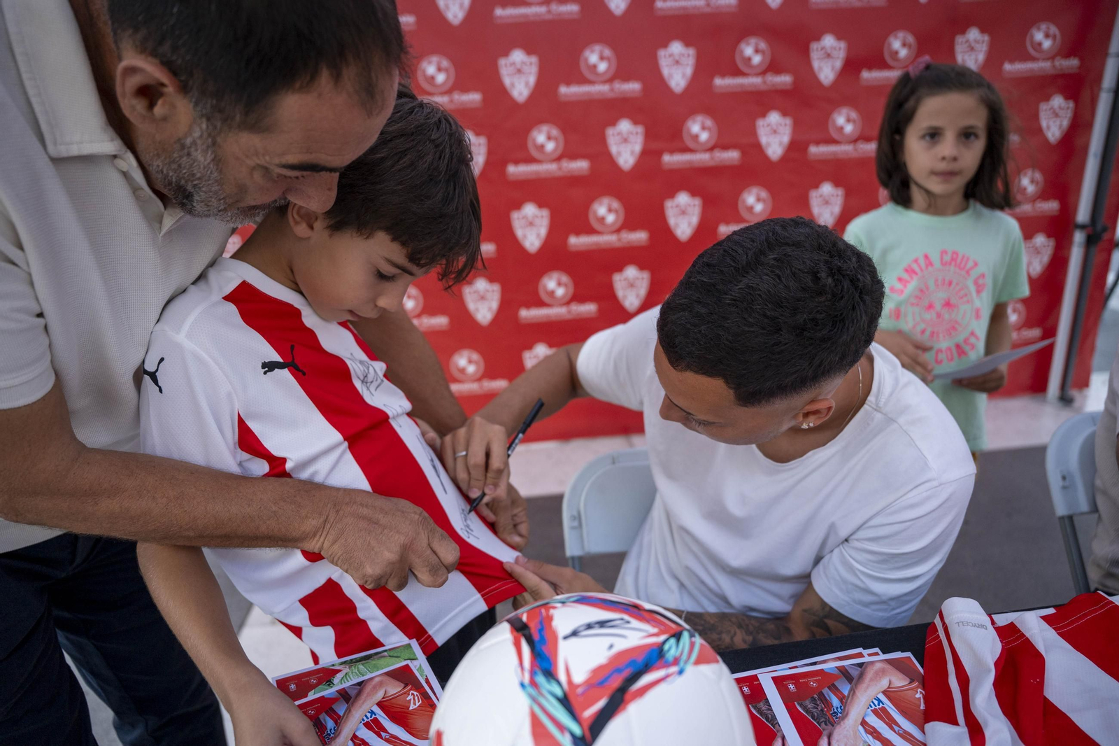 Los jugadores de la UDA Thalys y Andrés firman autógrafos