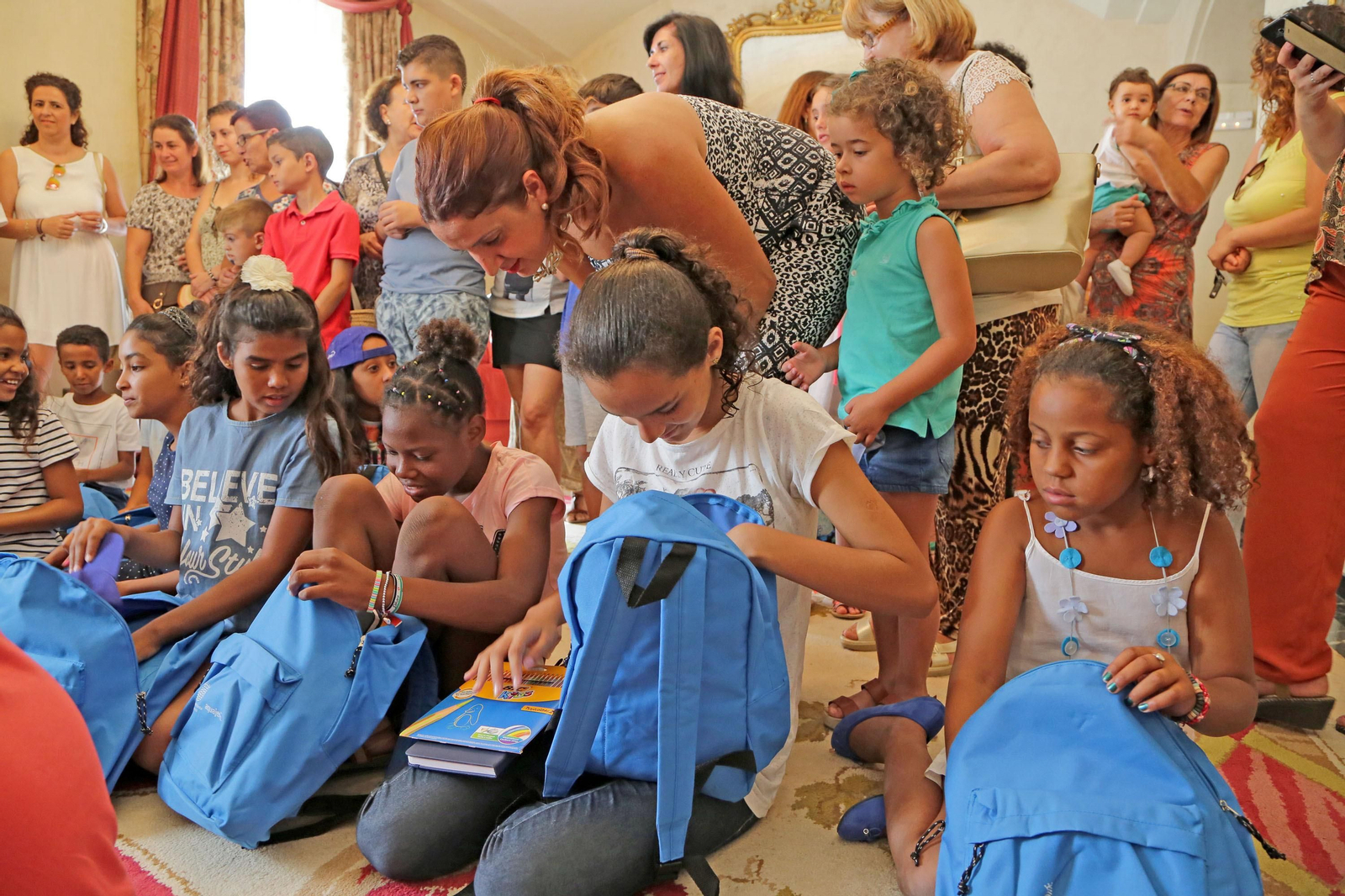 Niños saharauis que pasaban el verano en Jerez, en una visita al Ayuntamiento, hace dos años.