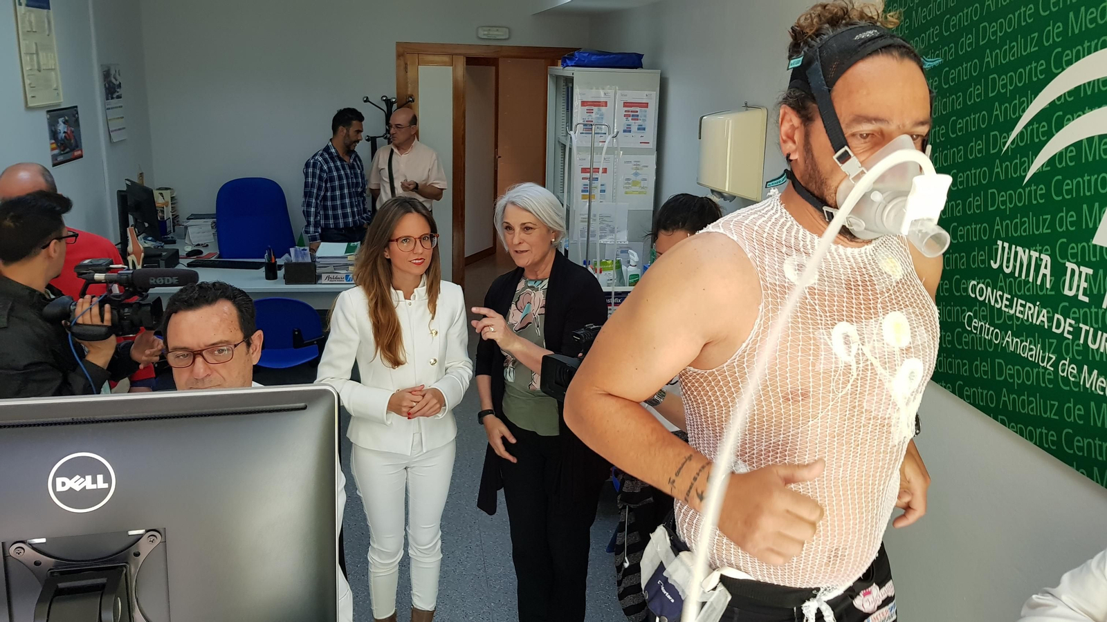 Un deportista realiza una prueba de esfuerzo ante la delegada Natalia Santos.