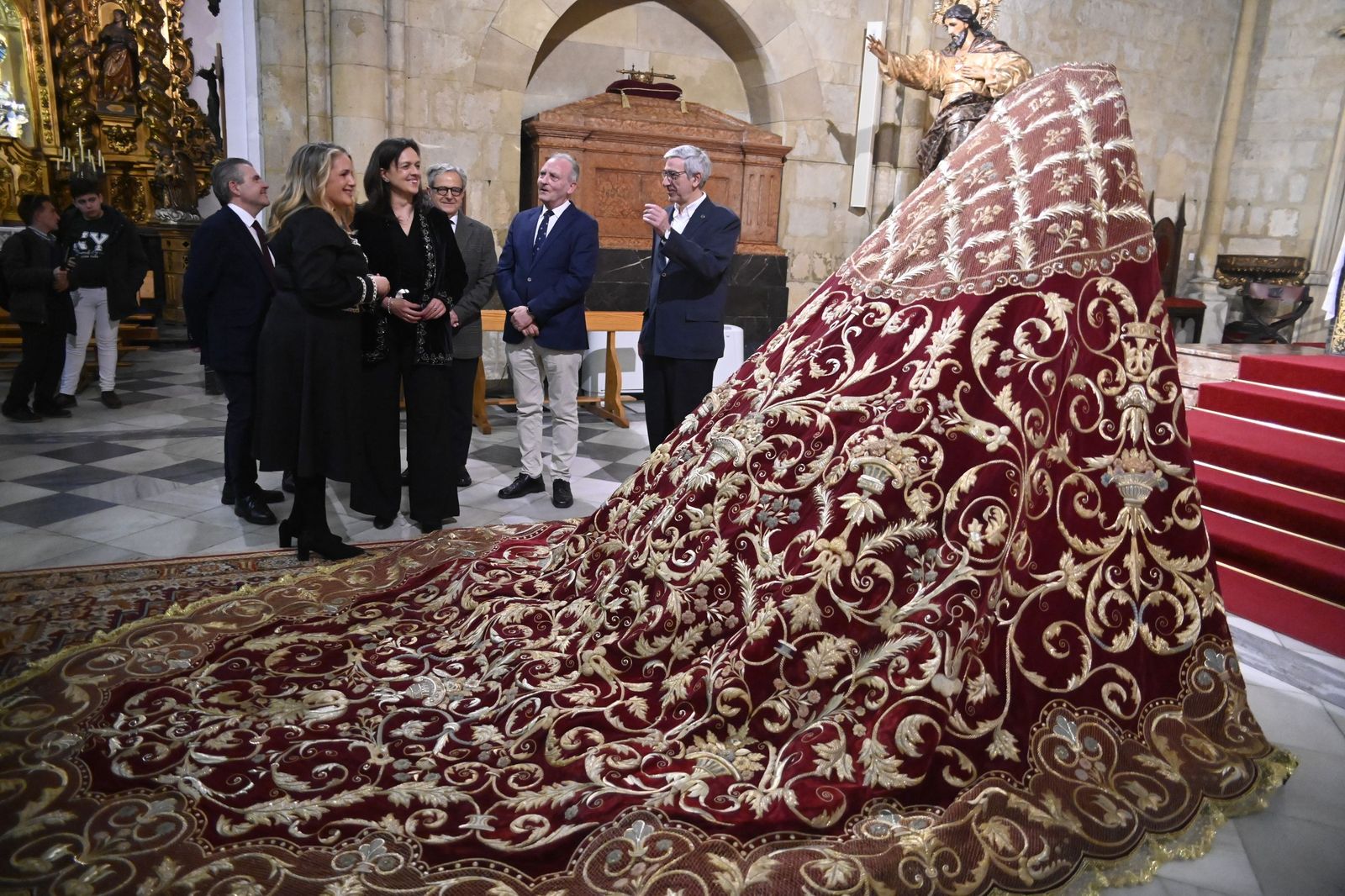 Las fotos de la presentación del manto de la Reina de los Mártires de Córdoba tras su restauración