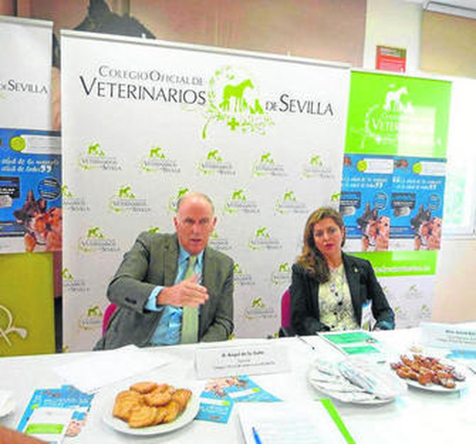 Ángel de la Corte, gerente del Colegio de Veterinarios, y la vocal Juana Garrido.