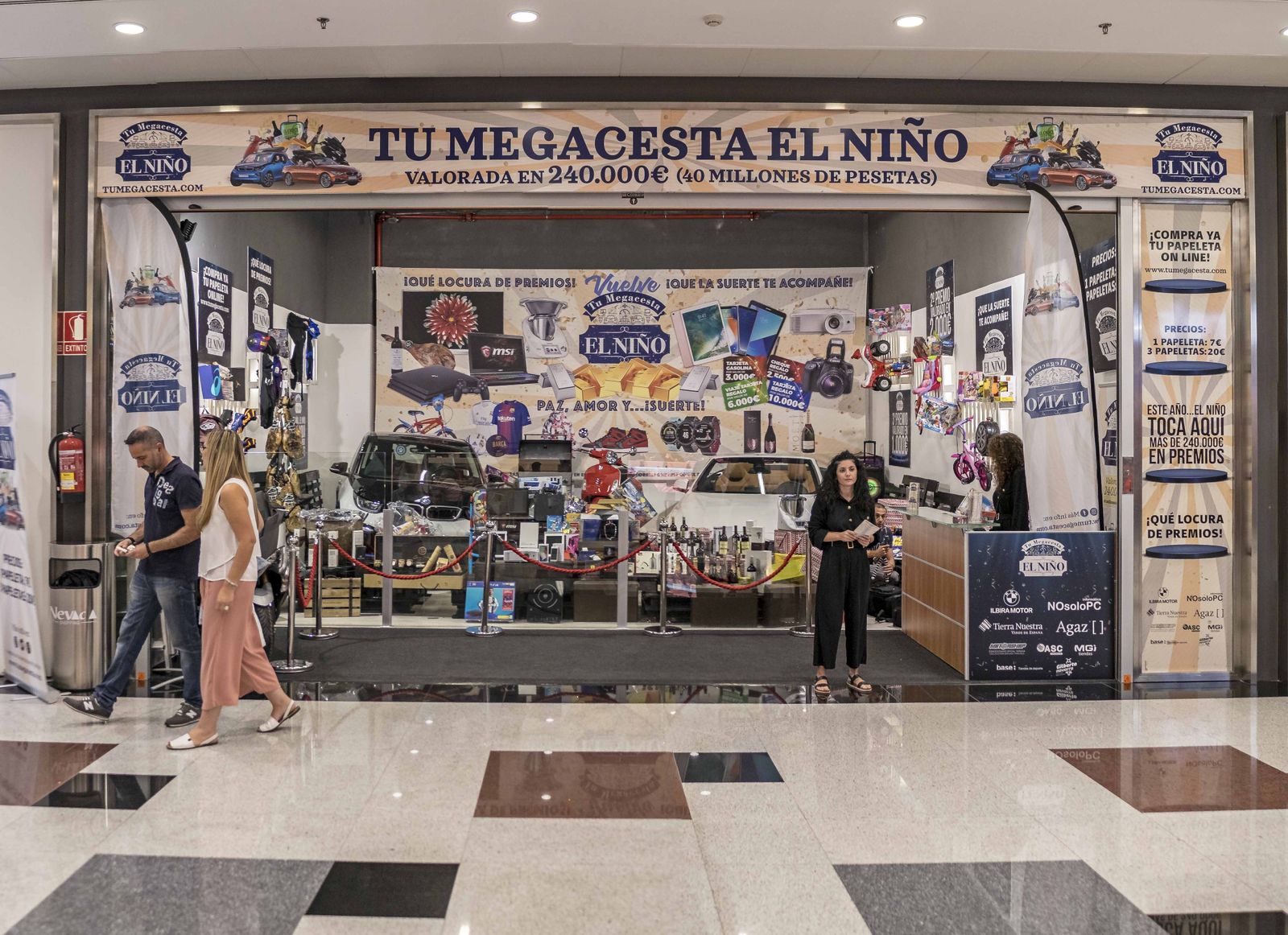 Espectacular escaparate montado al efecto en el Centro Comercial Nevada Shopping donde descurbrir los regalos.