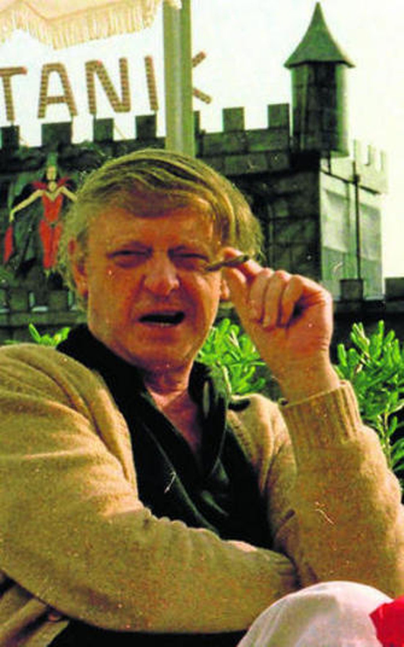 1. Malcolm McDowell, en el papel del joven Alex, en la versión cinematográfica de 'La naranja mecánica', película que Stanley Kubrick convertiría en un objeto de culto 2. Anthony Burgess, un católico devoto, quería tratar en la obra el asunto del libre albedrío y la necesidad de que el ser humano elija bajo su responsabilidad entre el bien y el mal. 3. Portada de la edición británica de 'La naranja mecánica'.