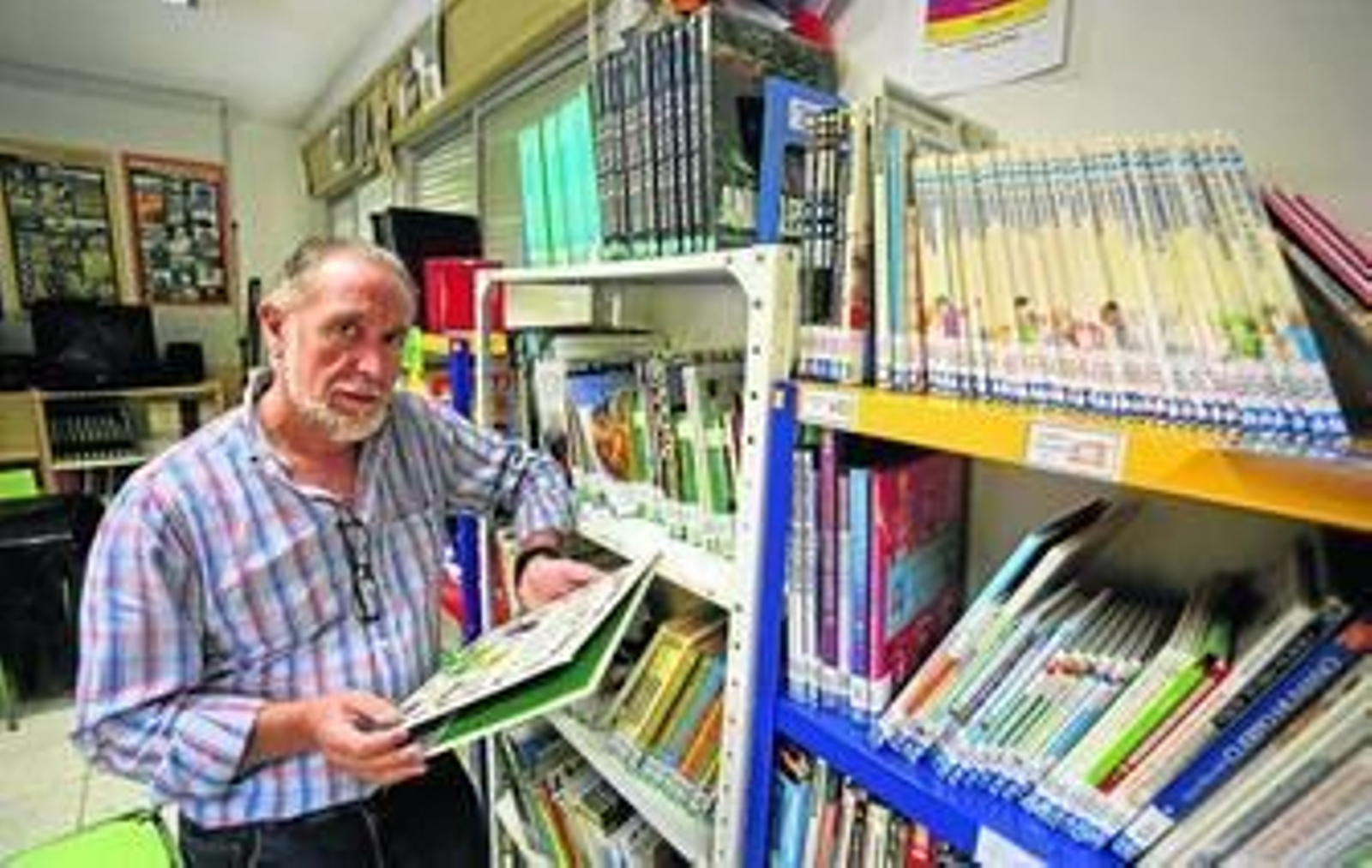 Pepe López en la biblioteca del CEIP Doctor Gálvez Moll.