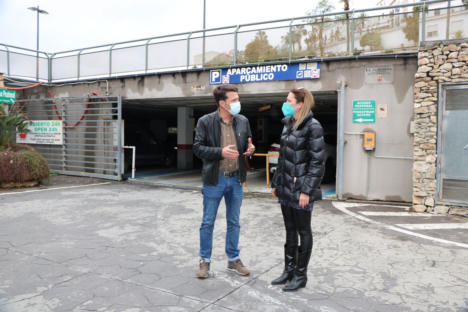 El alcalde, Óscar Medina, y la edil de Hacienda, Paula Moreno, en el parking de la Almedina.