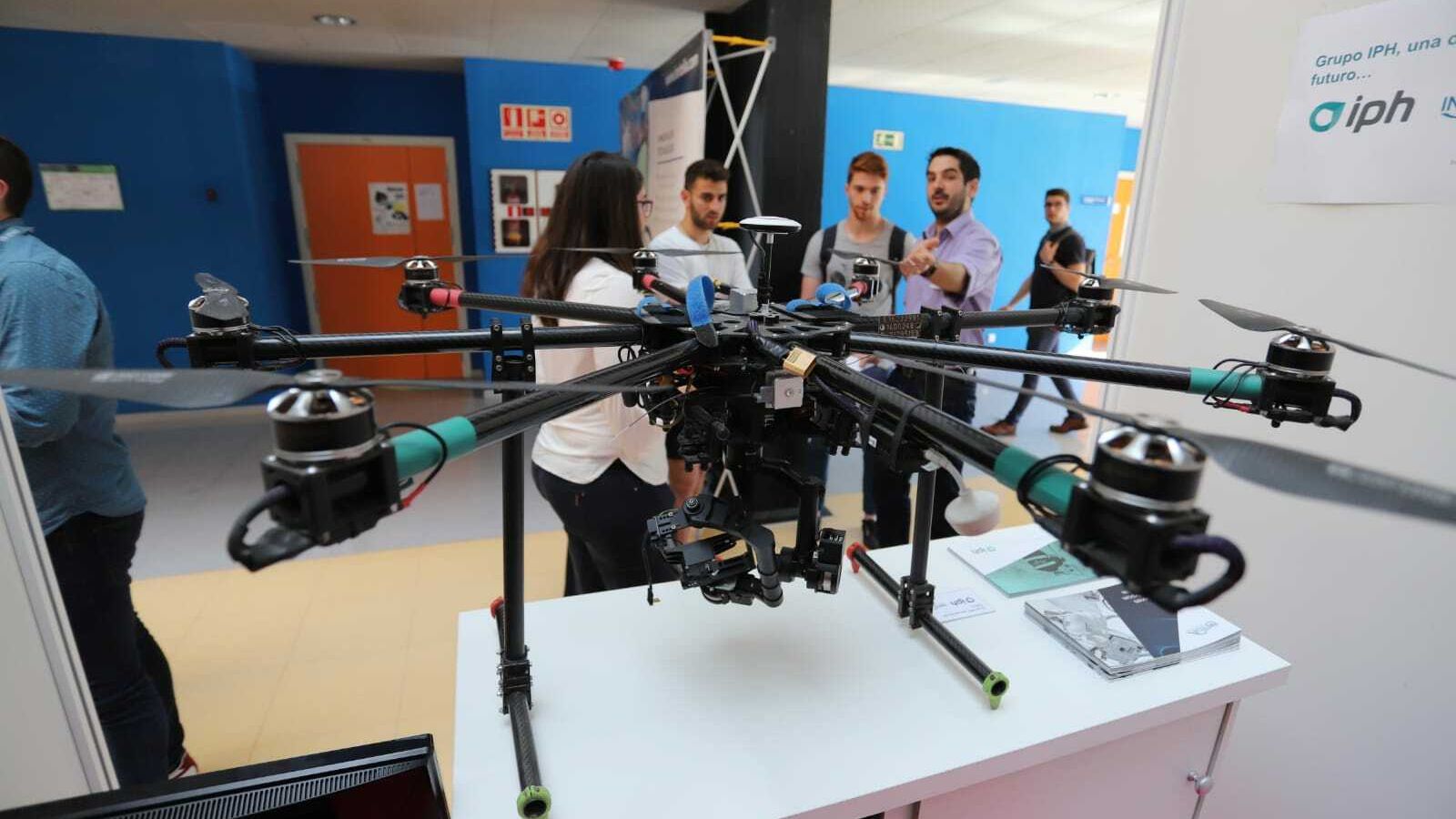 La empresa andaluza IPH comenta su trabajo con un par de estudiantes.