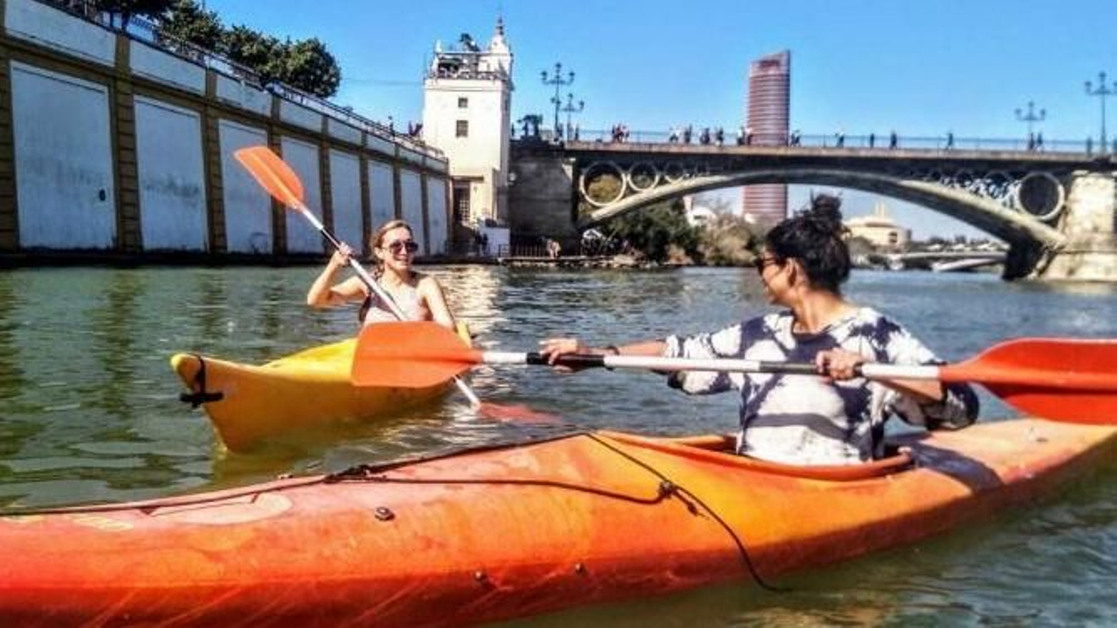 Dos mujeres en kayak en el Guadalquivir