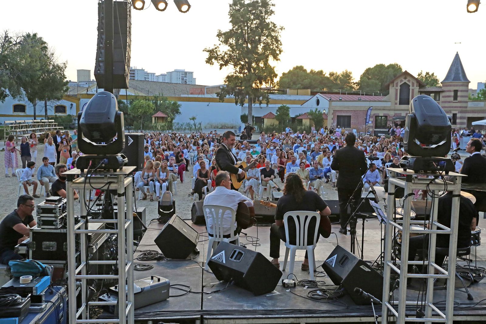 Concierto de A Dos Velas en la Real Escuela del Arte Ecuestre