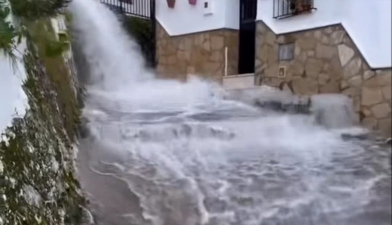 Imágenes de la fuerza del agua por las calles del casco histórico de Ubrique