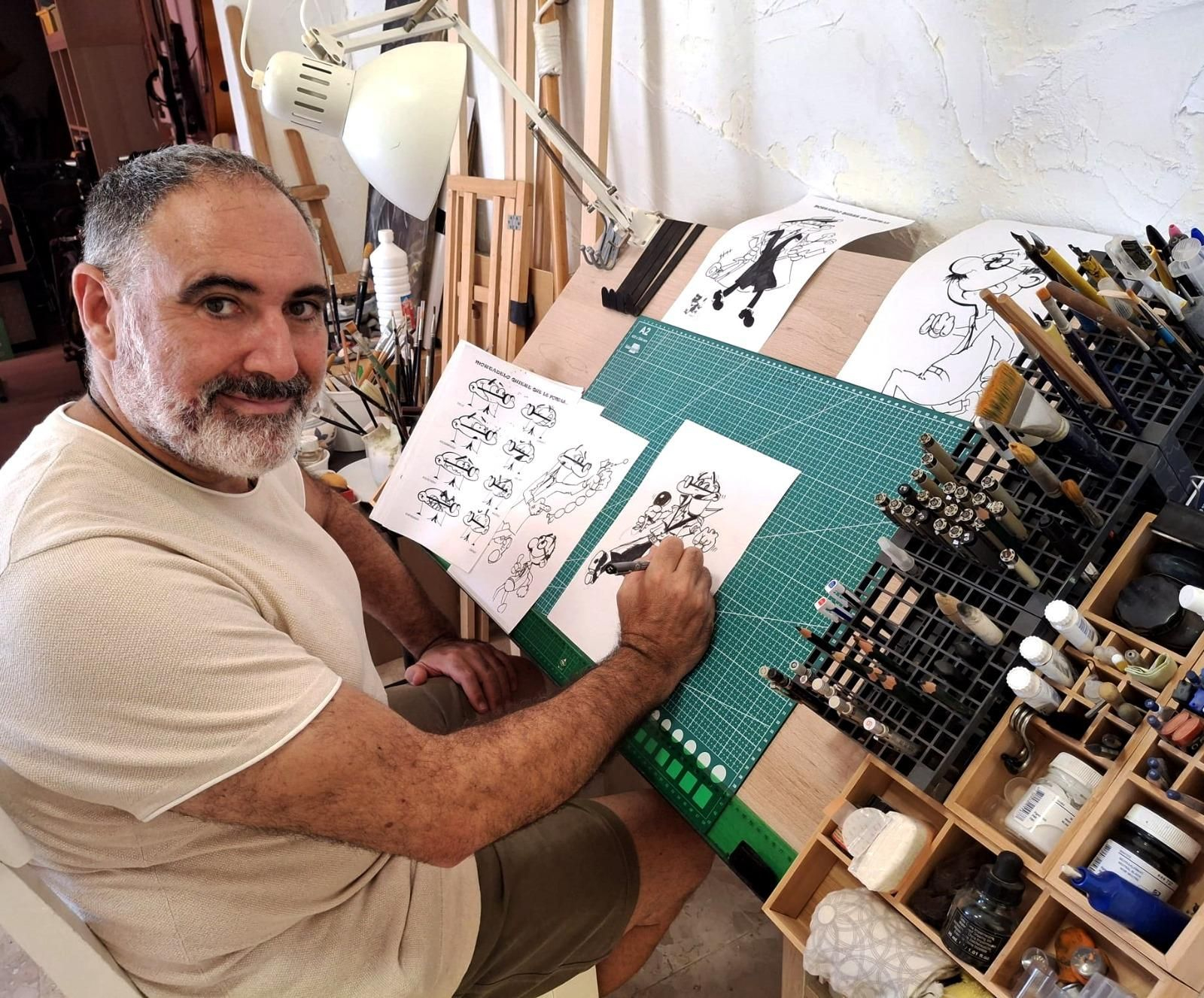 Blas Santana con algunos bocetos de Mortadelo en su estudio en Torremolinos.