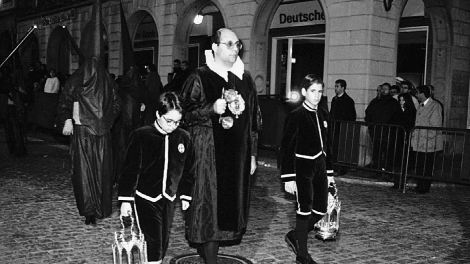 El muñidor de la Misericordia abriendo el cortejo por la Gran Vía