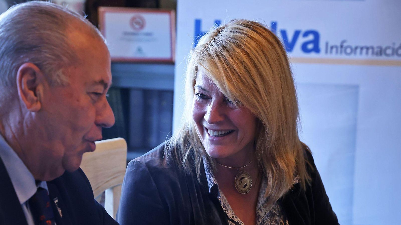 Pilar Miranda sonriente, mientras Antonio González agradece la disposición del Ayuntamiento de Huelva