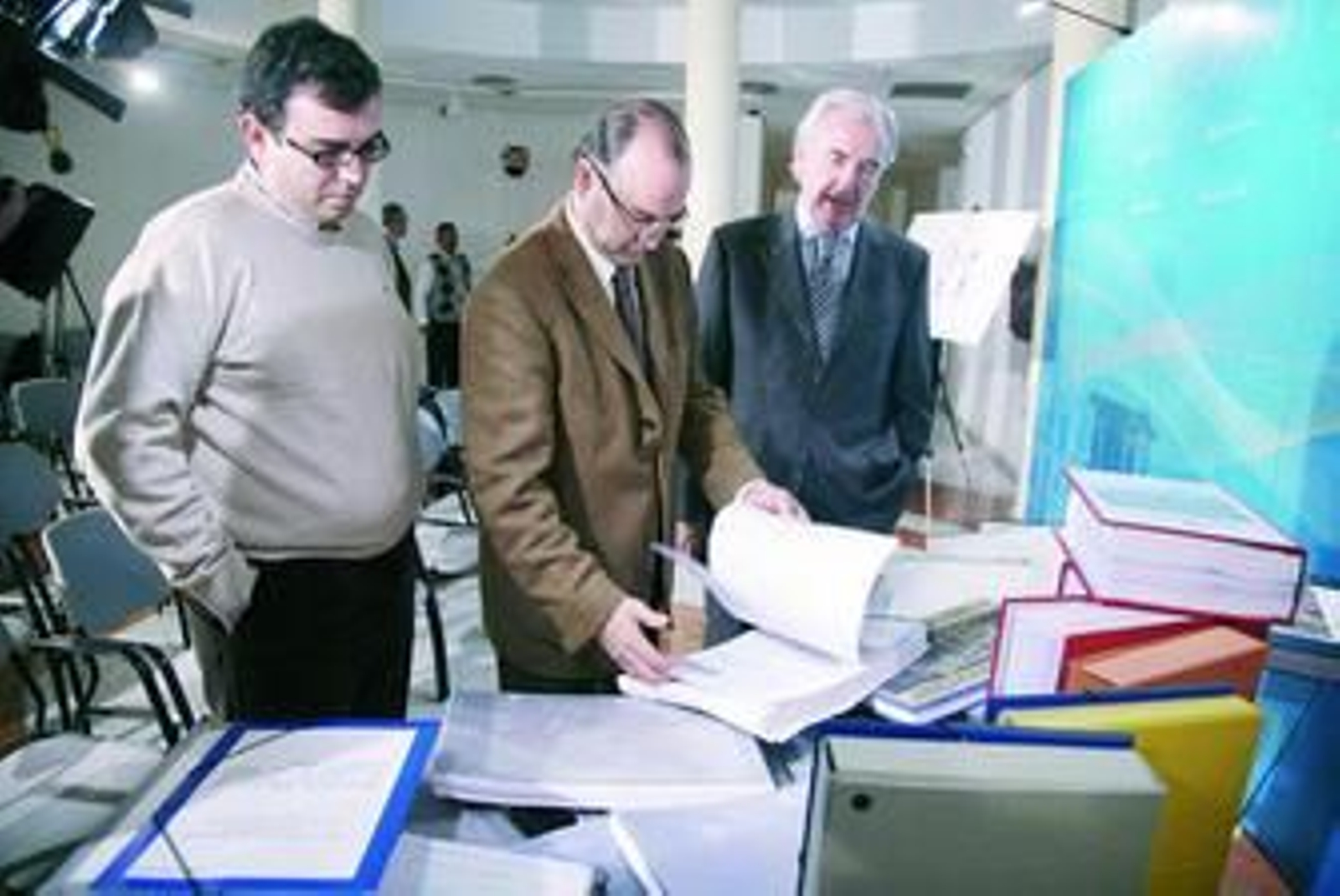 Los responsables municipales con los proyectos ya encuadernados para enviarlos a Madrid.