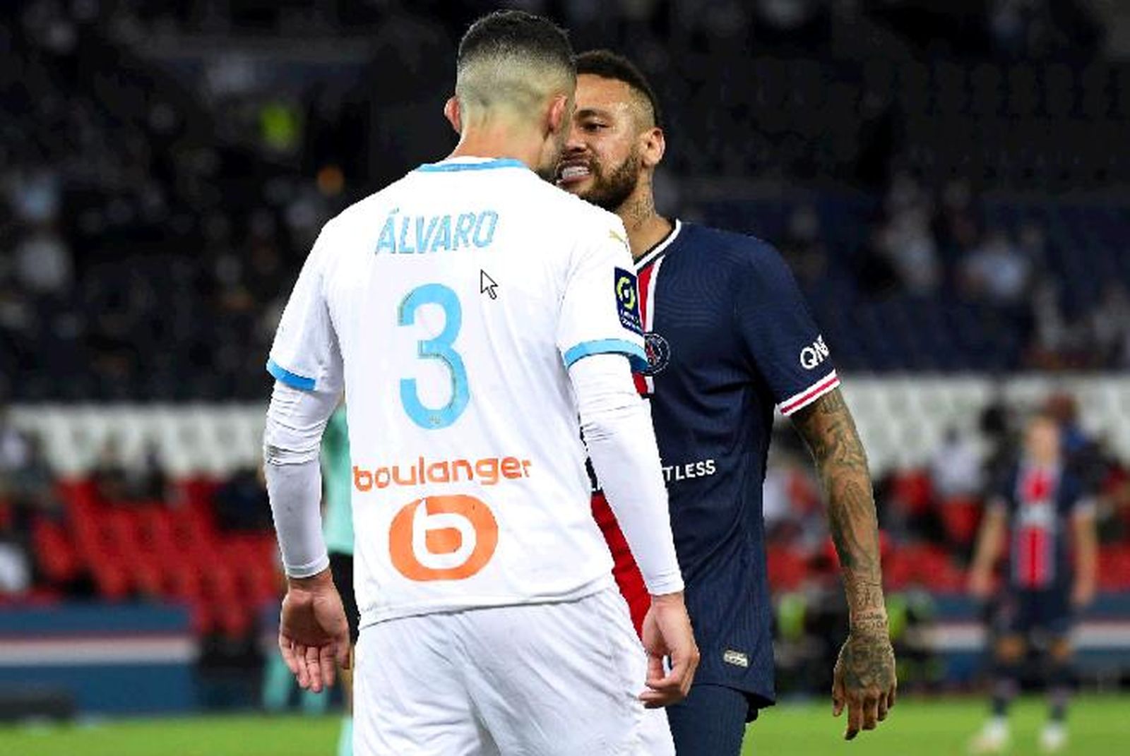 Neymar se encara con Álvaro González por el presunto insulto racista.