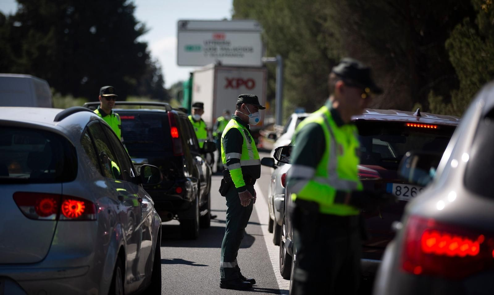 Guardias civiles, en la autopista Sevilla-Cádiz.