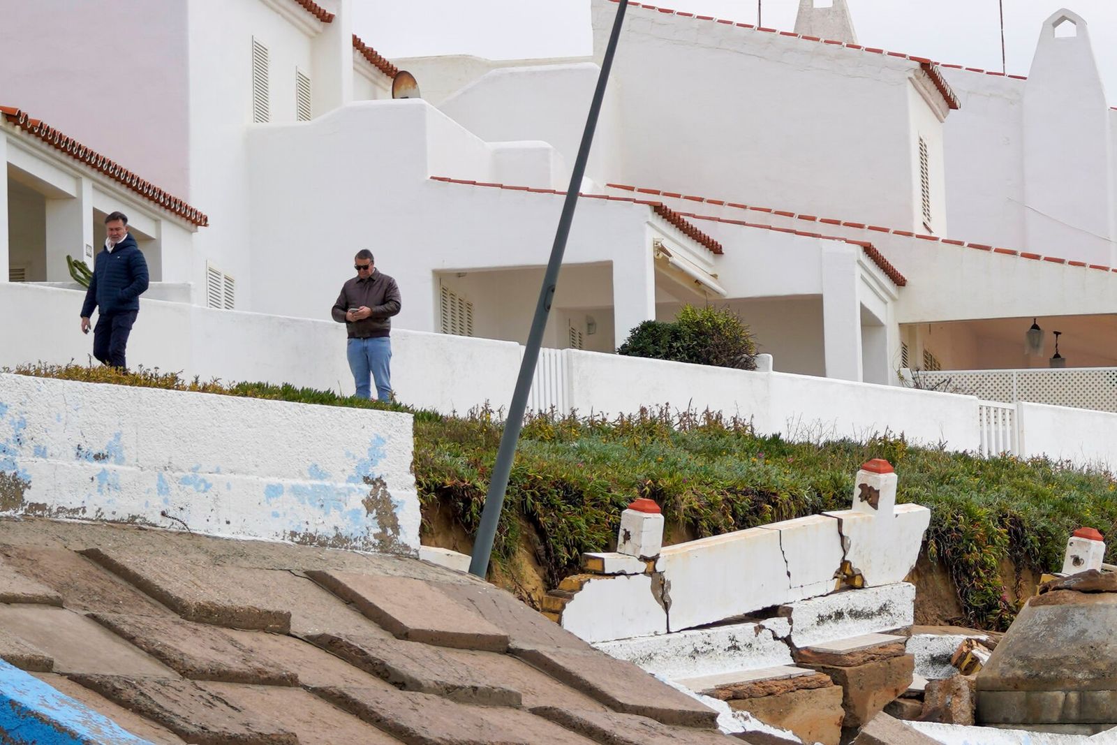 Los destrozos causados por el último temporal a la playa y al paseo marítimo de Matalascañas