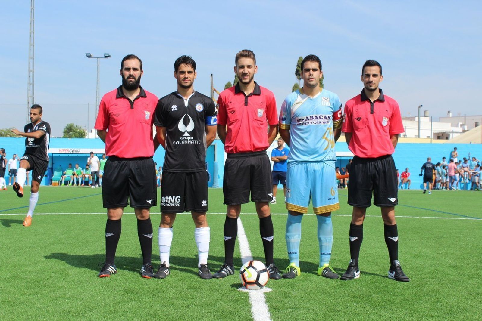 Barba, primer capitán del Xerez DFC, con el trío arbitral y el abanderado algabeño.