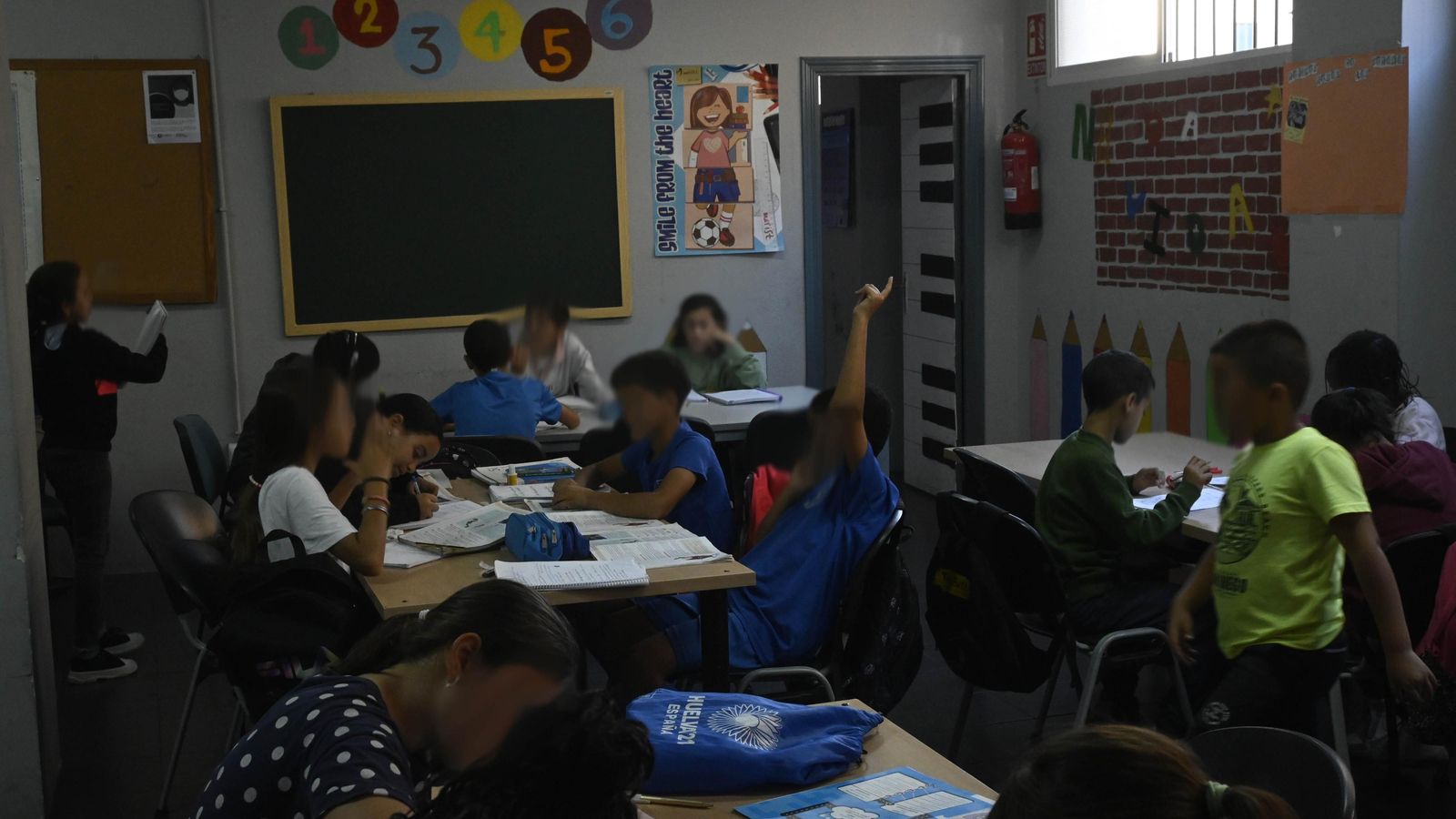 Alumnado dando clase de refuerzo en el aula de la Fundación
