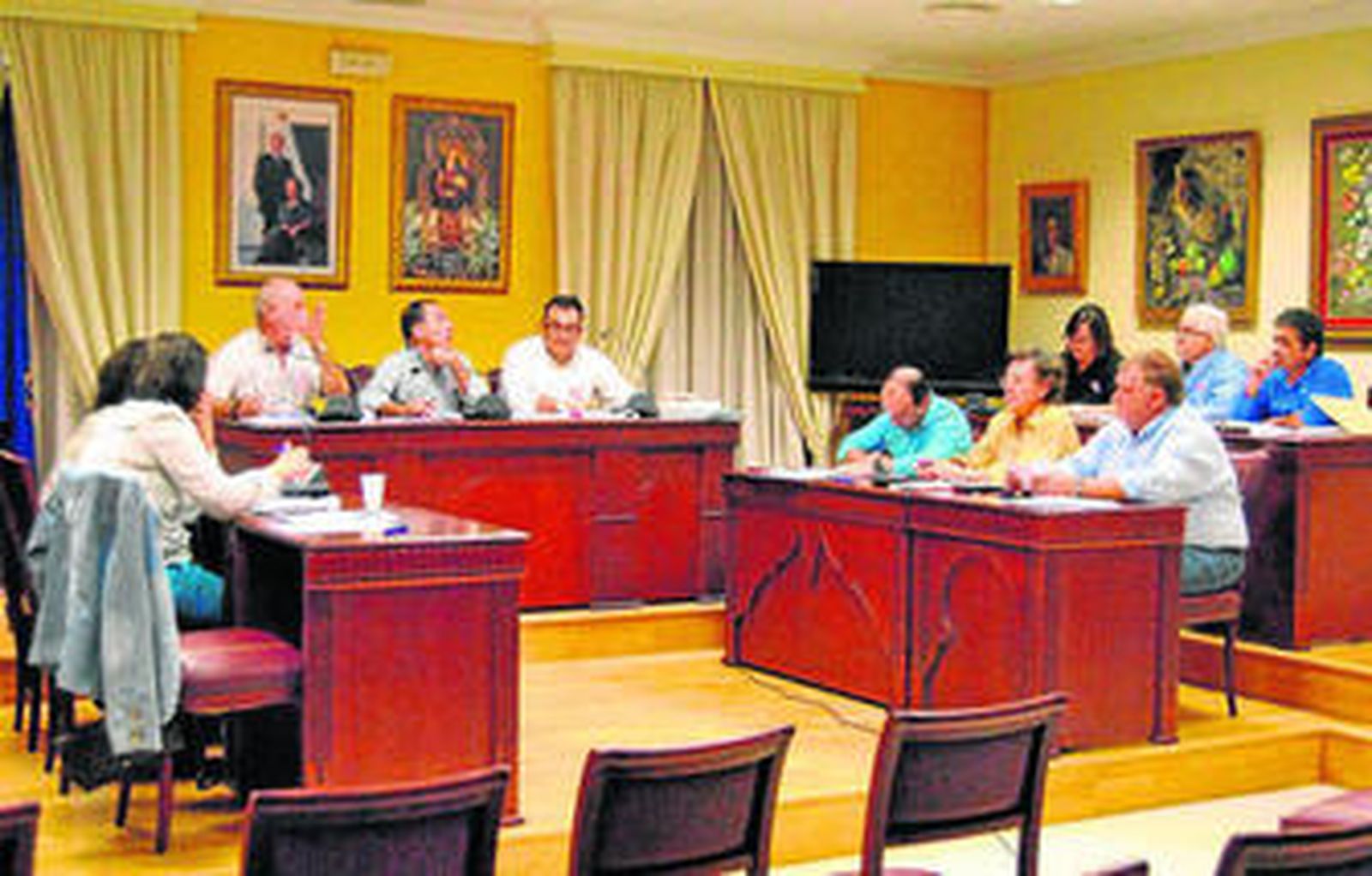 Celebración de una sesión plenaria en el Consistorio benamejicense, presidido por Ropero.