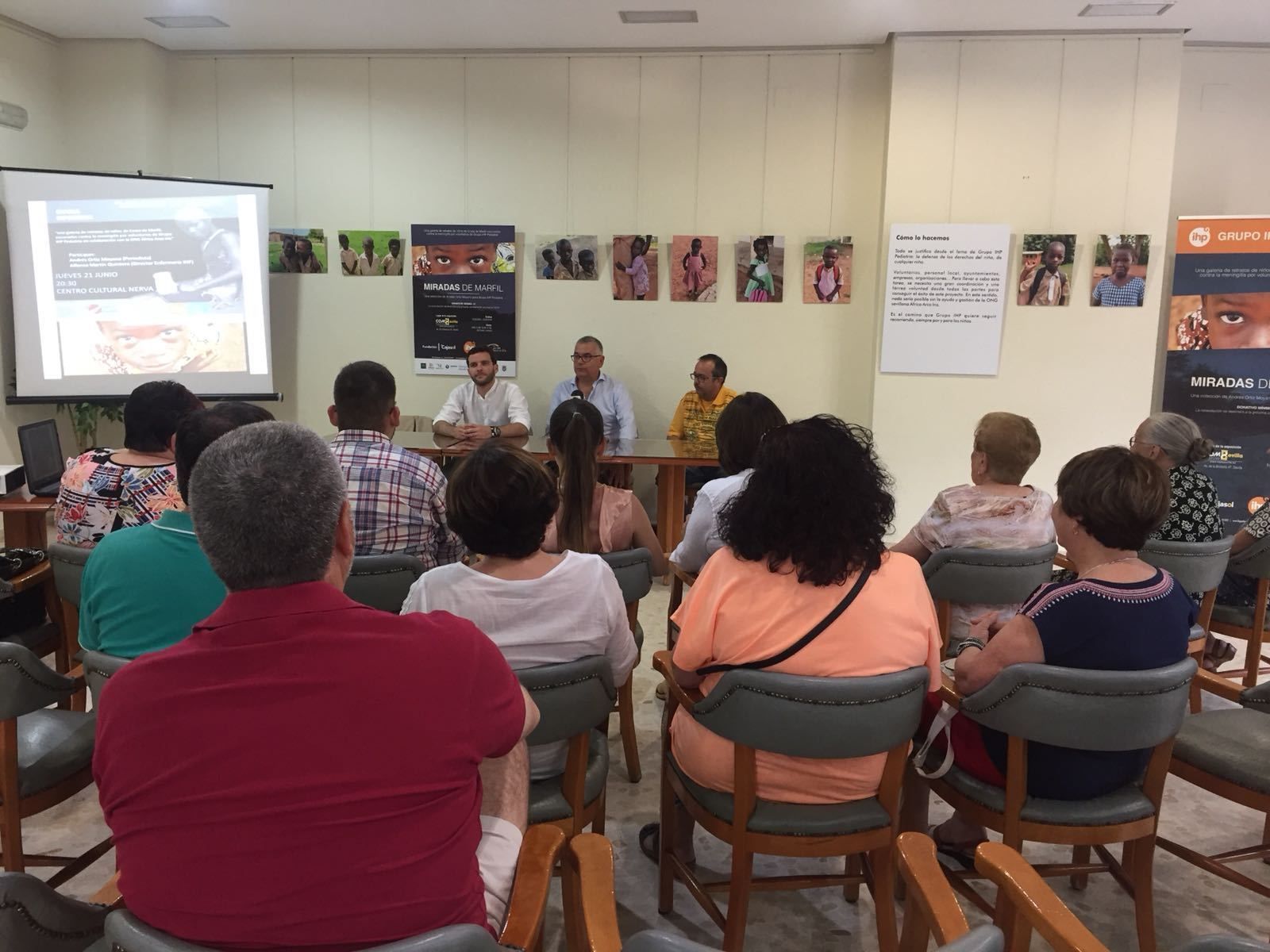 Acto de presentación de la exposición fotográfica y dos retratos de niños que forman parte de la muestra.