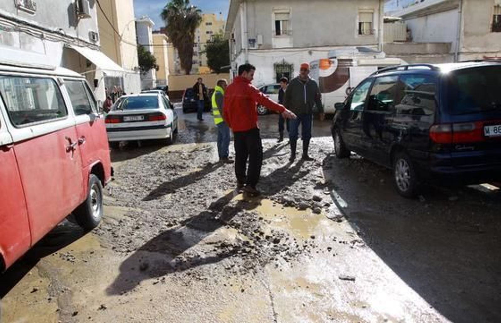 Las fuertes precipitaciones de esta mañana causaron inundaciones en calles, viviendas y garajes

Foto: Migue Fernandez