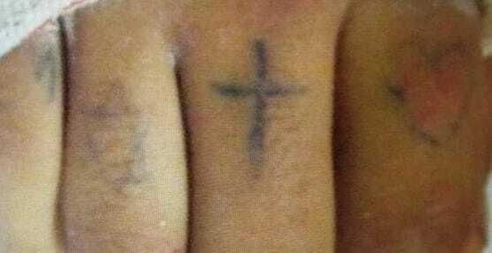 ¿Conoce a alguien con estos tatuajes en las manos?