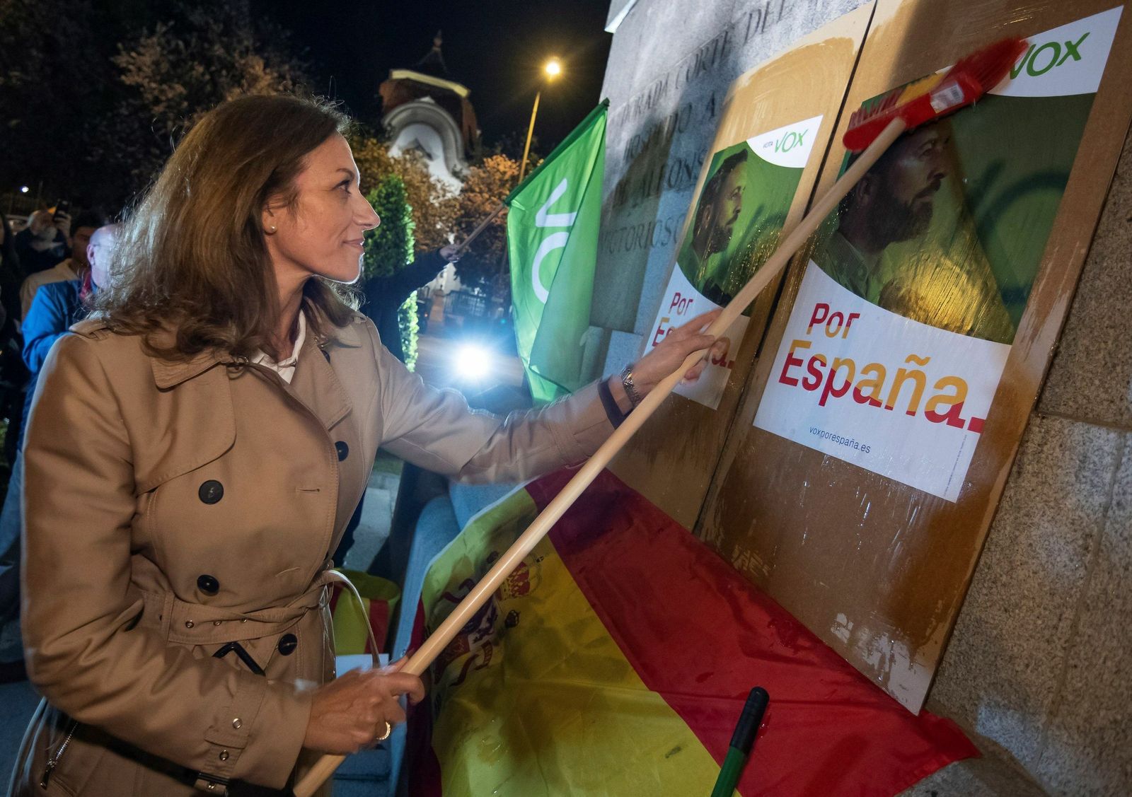Reyes Romero, en la pegada de carteles de VOX en Sevilla en las pasadas elecciones.